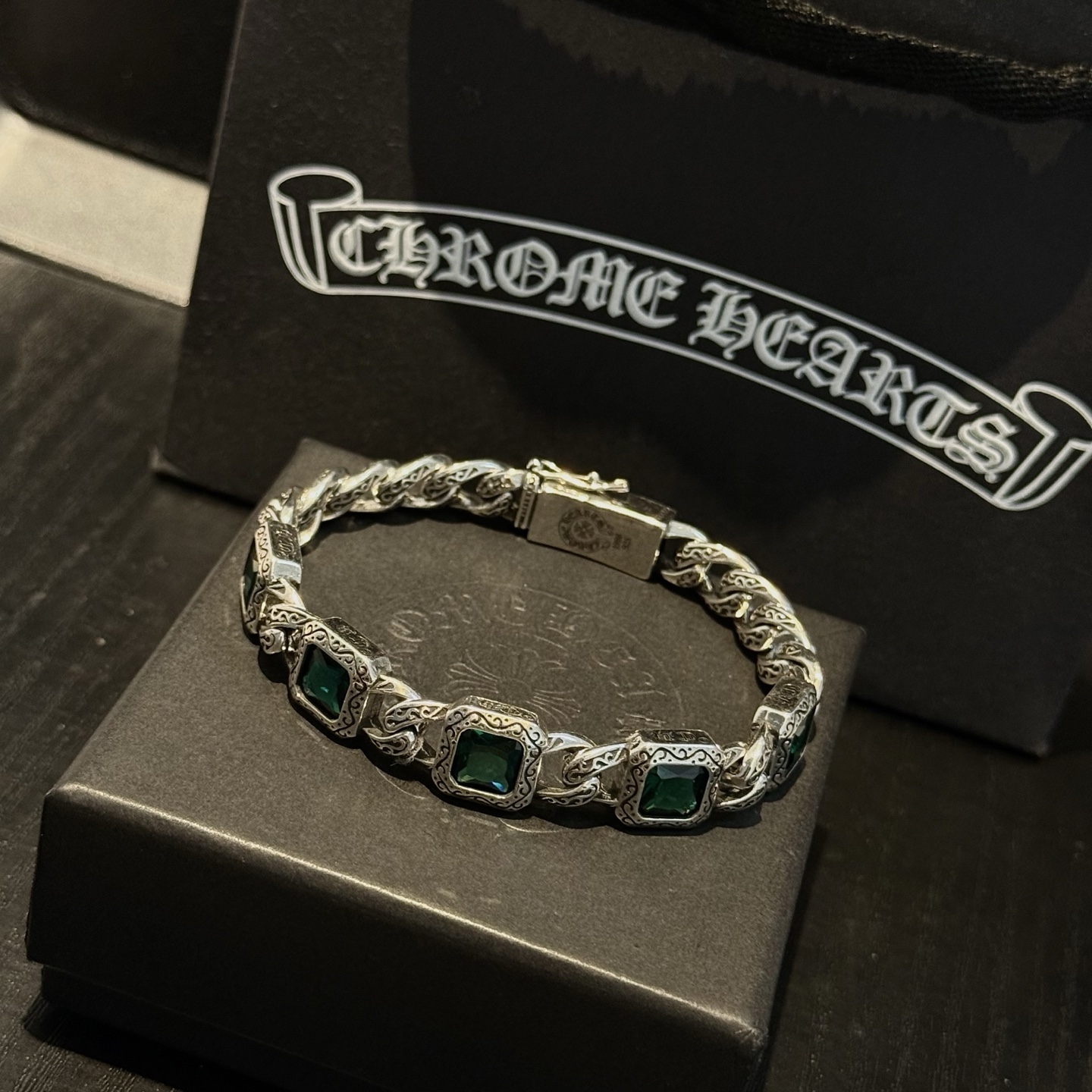 新款【专柜品质】Chrome Hearts克罗心复古绿钻十字架手链 凹凸造型不同的花纹设计风格 呈现出与