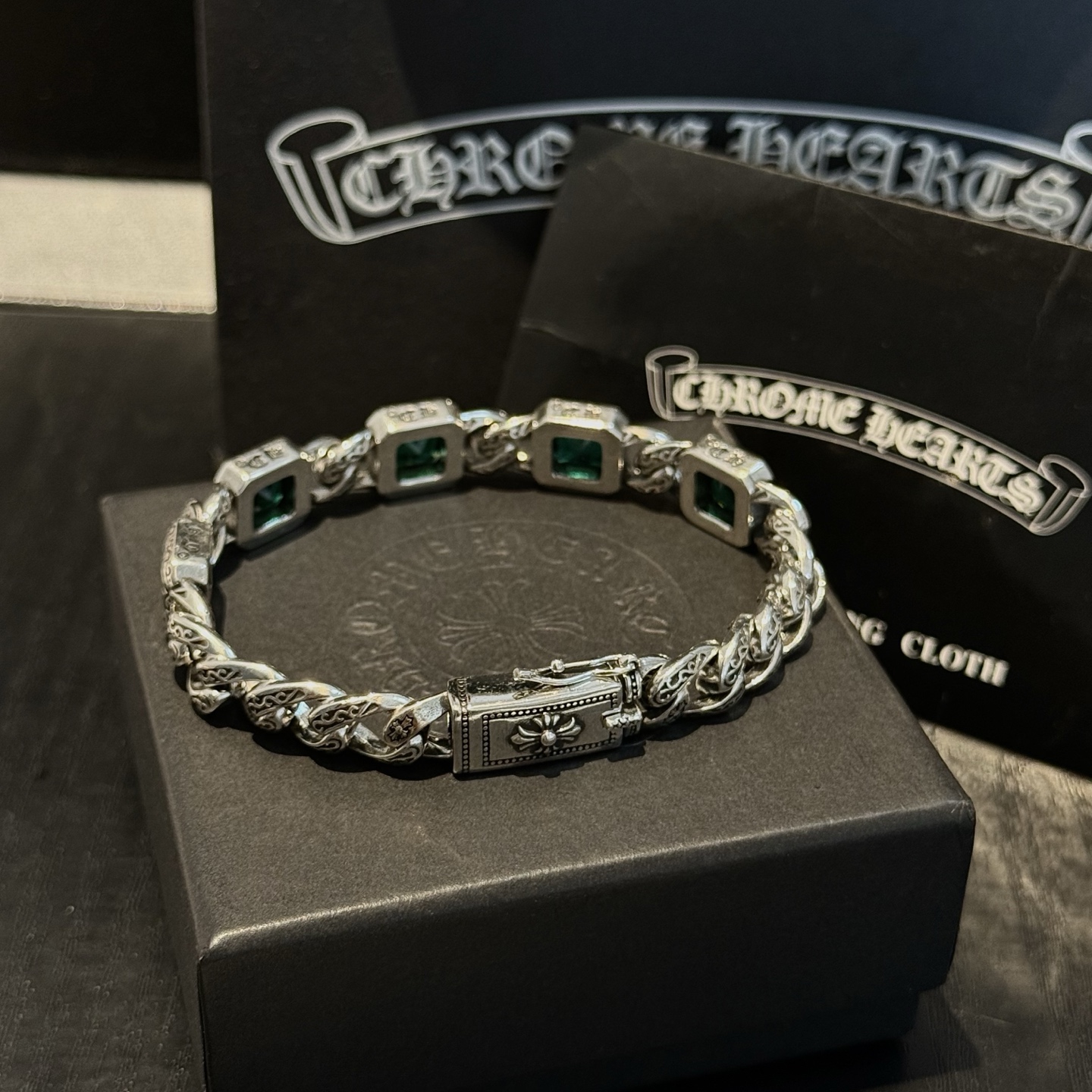 新款【专柜品质】Chrome Hearts克罗心复古绿钻十字架手链 凹凸造型不同的花纹设计风格 呈现出与