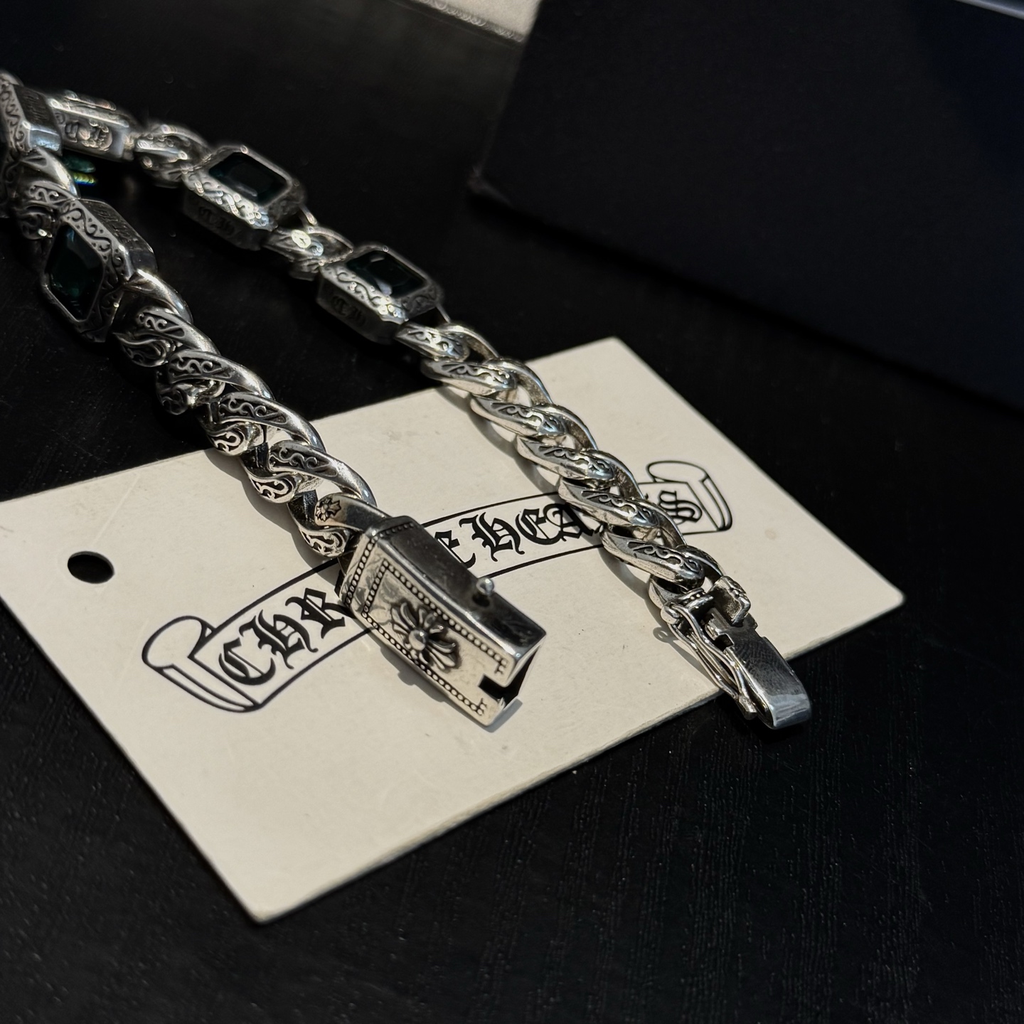 新款【专柜品质】Chrome Hearts克罗心复古绿钻十字架手链 凹凸造型不同的花纹设计风格 呈现出与