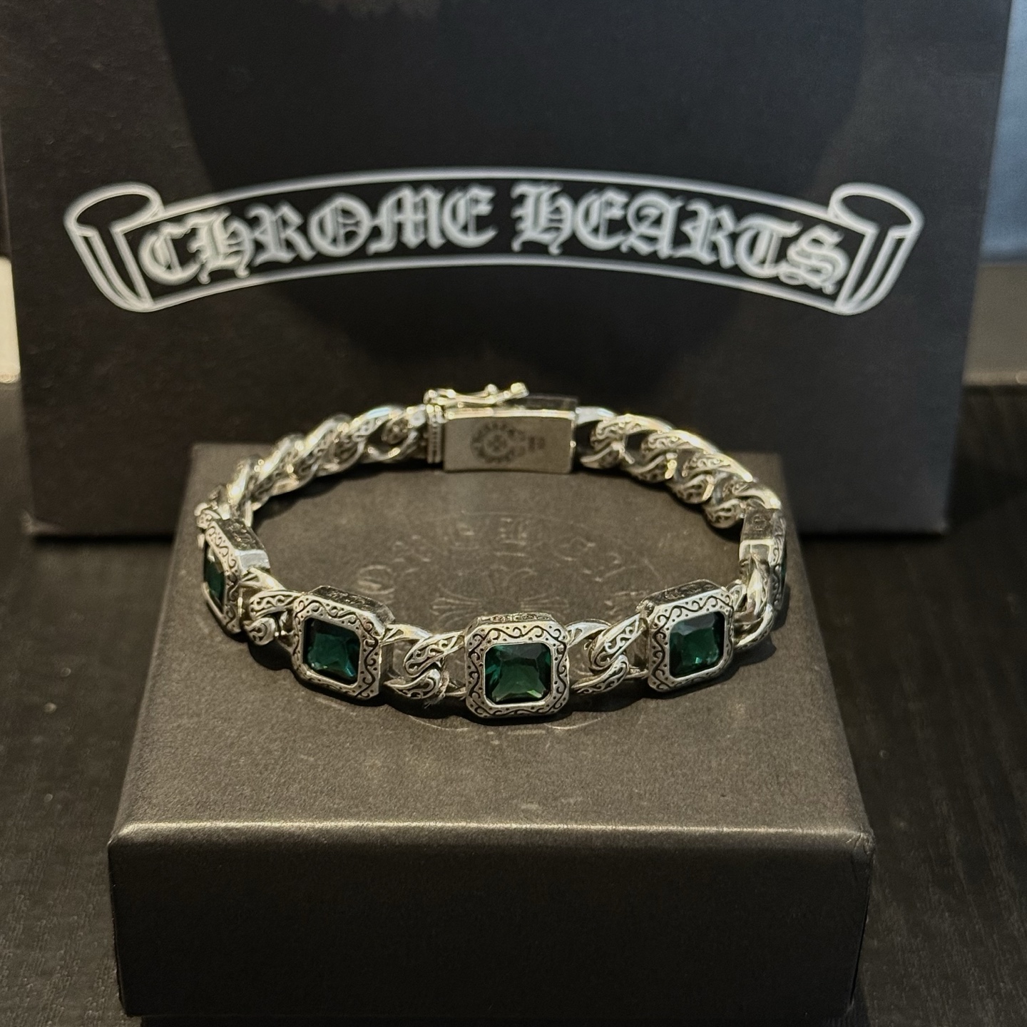 新款【专柜品质】Chrome Hearts克罗心复古绿钻十字架手链 凹凸造型不同的花纹设计风格 呈现出与