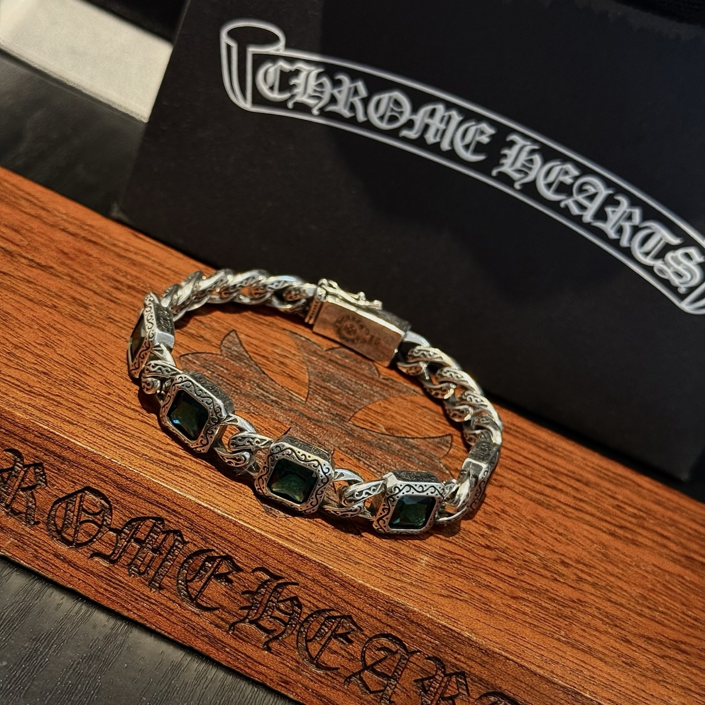 新款【专柜品质】Chrome Hearts克罗心复古绿钻十字架手链 凹凸造型不同的花纹设计风格 呈现出与