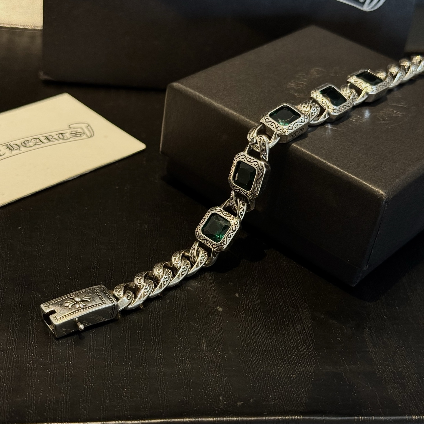新款【专柜品质】Chrome Hearts克罗心复古绿钻十字架手链 凹凸造型不同的花纹设计风格 呈现出与