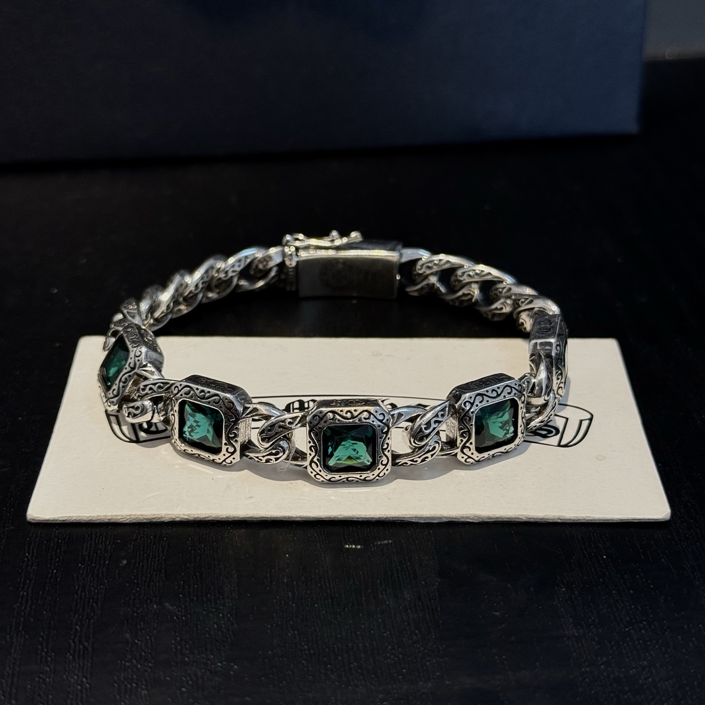 新款【专柜品质】Chrome Hearts克罗心复古绿钻十字架手链 凹凸造型不同的花纹设计风格 呈现出与