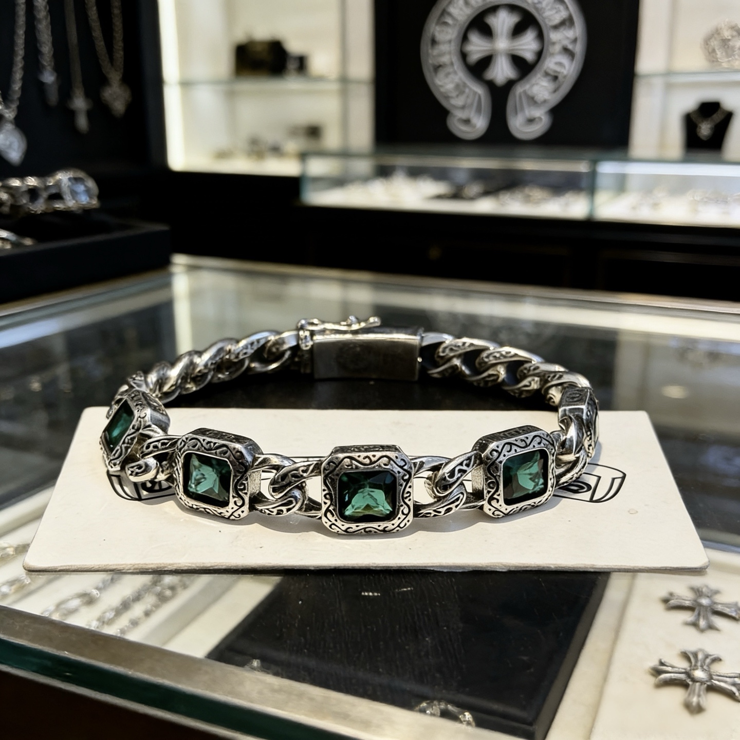 新款【专柜品质】Chrome Hearts克罗心复古绿钻十字架手链 凹凸造型不同的花纹设计风格 呈现出与