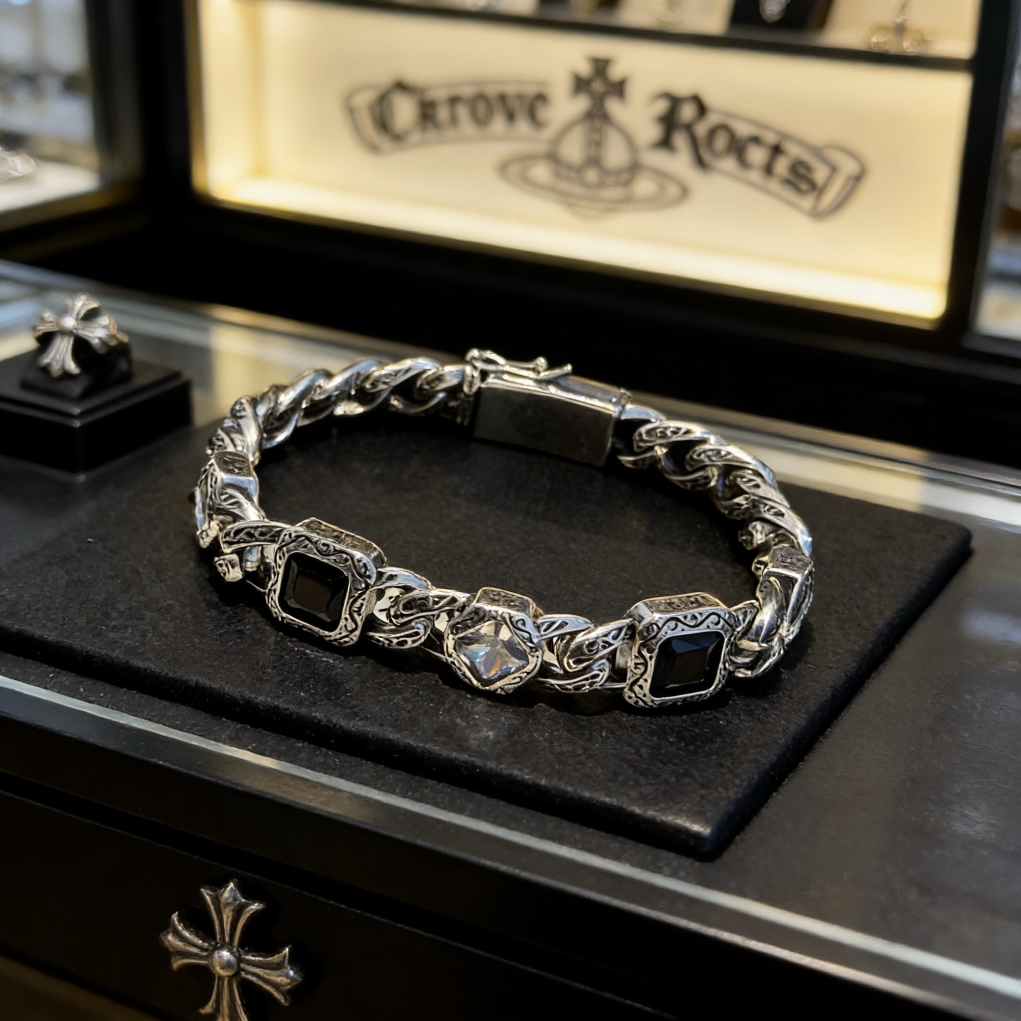 新款【专柜品质】Chrome Hearts克罗心复古方钻十字架手链 凹凸造型不同的花纹设计风格 呈现出与