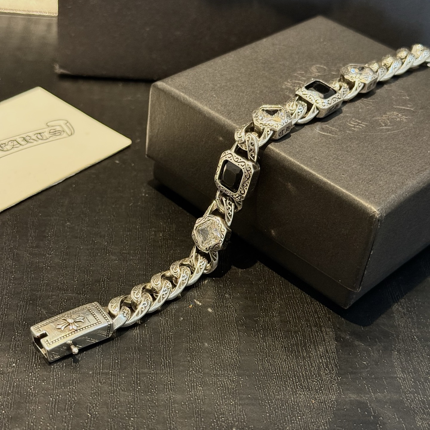 新款【专柜品质】Chrome Hearts克罗心复古方钻十字架手链 凹凸造型不同的花纹设计风格 呈现出与