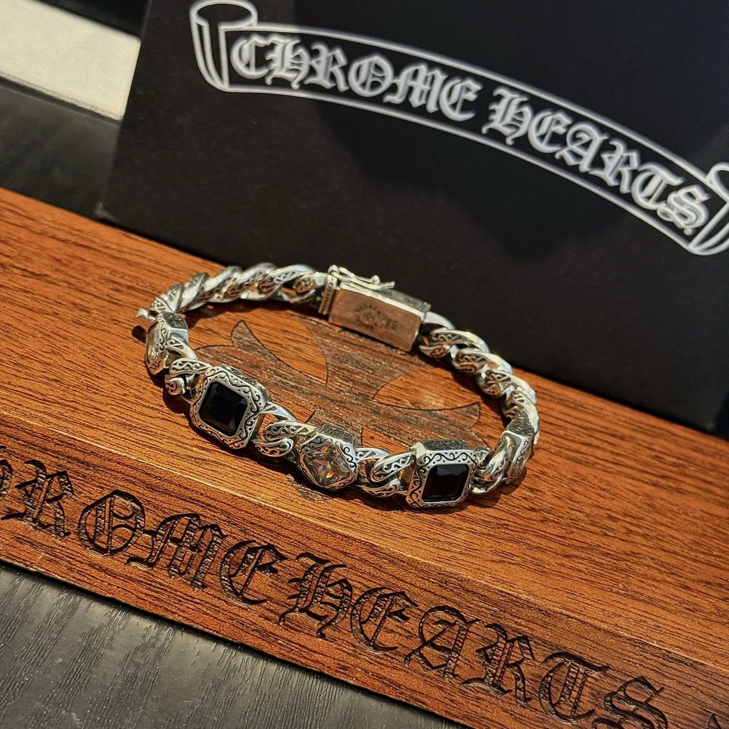 新款【专柜品质】Chrome Hearts克罗心复古方钻十字架手链 凹凸造型不同的花纹设计风格 呈现出与