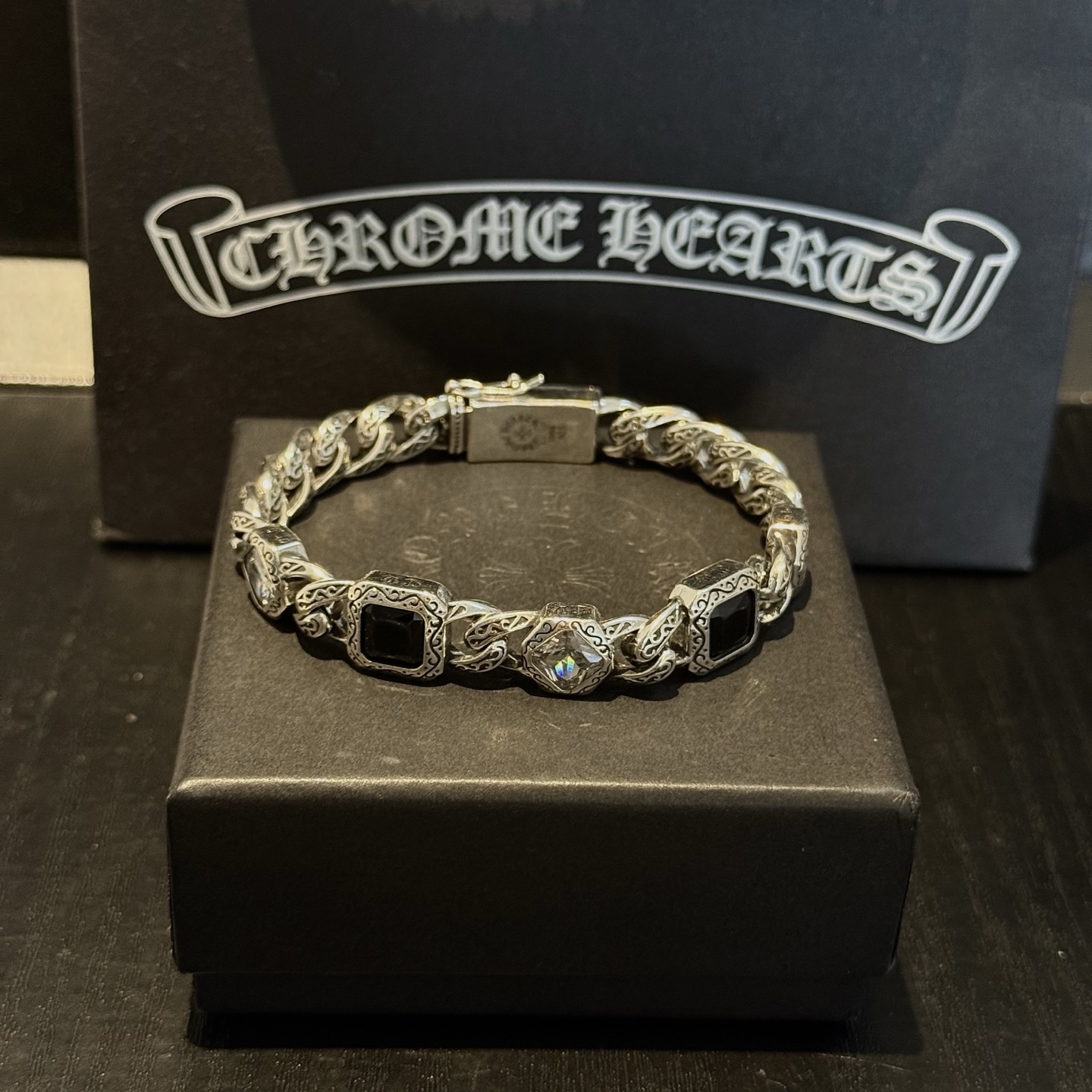 新款【专柜品质】Chrome Hearts克罗心复古方钻十字架手链 凹凸造型不同的花纹设计风格 呈现出与