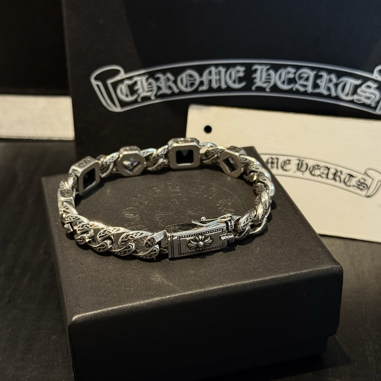 新款【专柜品质】Chrome Hearts克罗心复古方钻十字架手链 凹凸造型不同的花纹设计风格 呈现出与