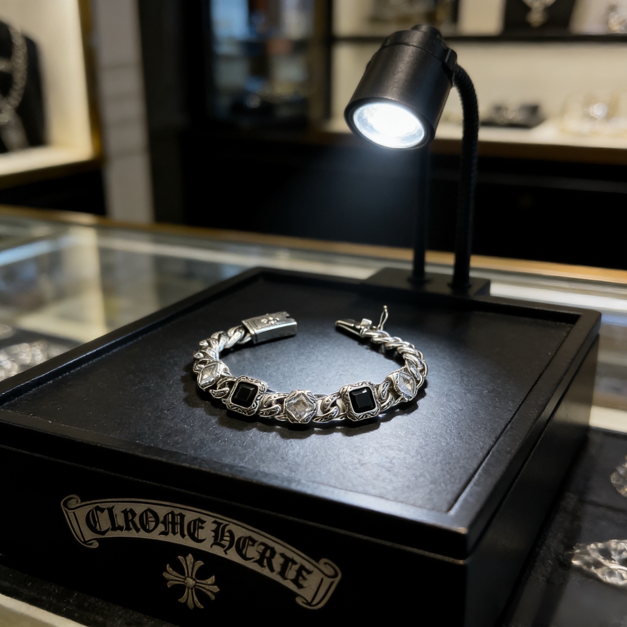 新款【专柜品质】Chrome Hearts克罗心复古方钻十字架手链 凹凸造型不同的花纹设计风格 呈现出与