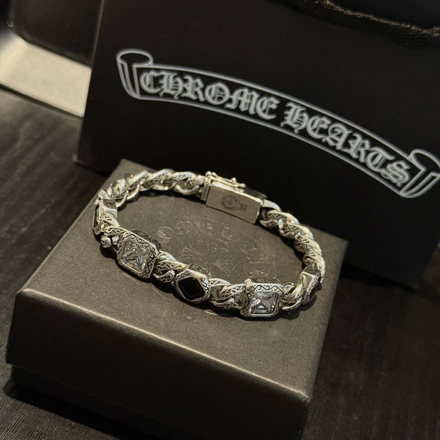 新款【专柜品质】Chrome Hearts克罗心复古方钻十字架手链 凹凸造型不同的花纹设计风格 呈现出与