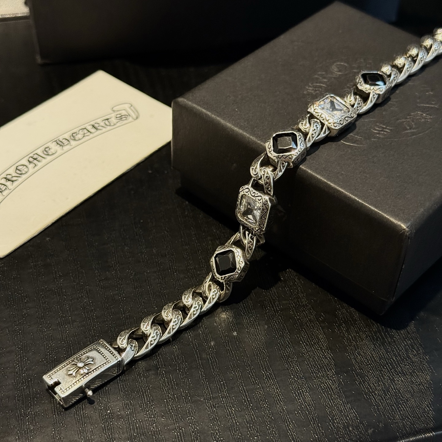 新款【专柜品质】Chrome Hearts克罗心复古方钻十字架手链 凹凸造型不同的花纹设计风格 呈现出与