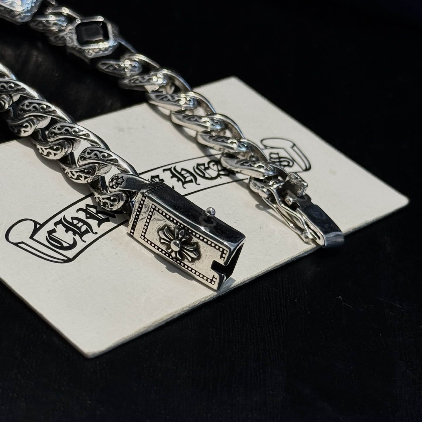 新款【专柜品质】Chrome Hearts克罗心复古方钻十字架手链 凹凸造型不同的花纹设计风格 呈现出与