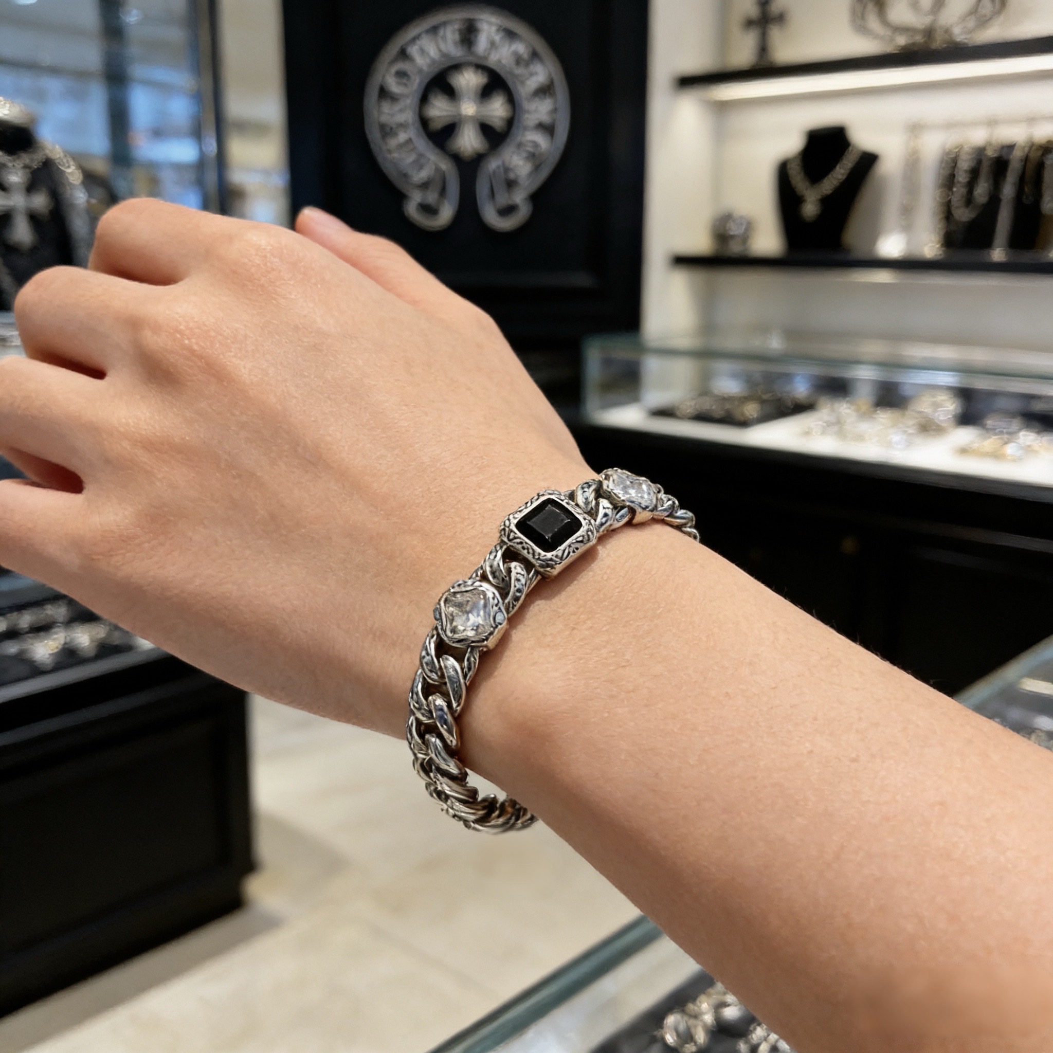 新款【专柜品质】Chrome Hearts克罗心复古方钻十字架手链 凹凸造型不同的花纹设计风格 呈现出与