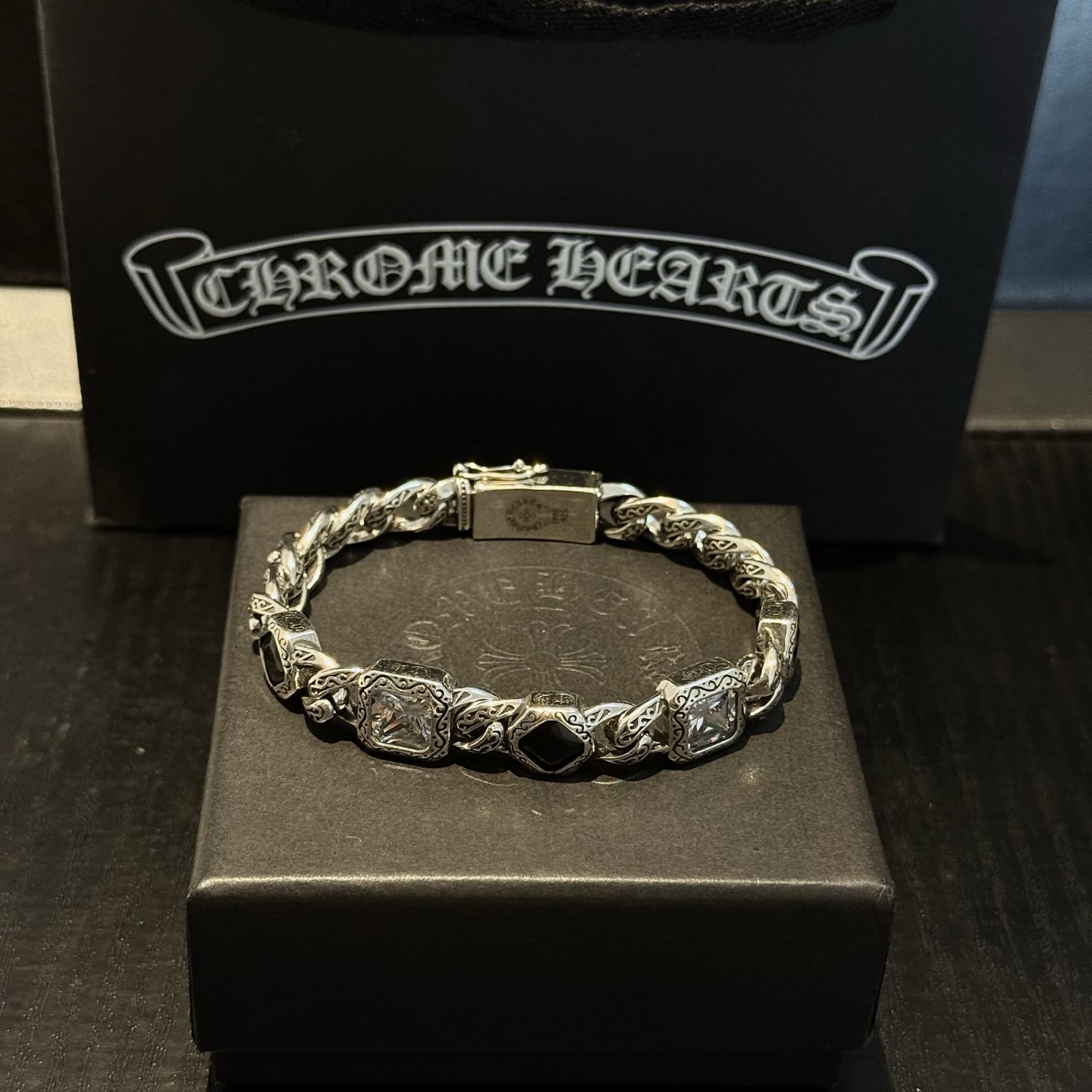 新款【专柜品质】Chrome Hearts克罗心复古方钻十字架手链 凹凸造型不同的花纹设计风格 呈现出与