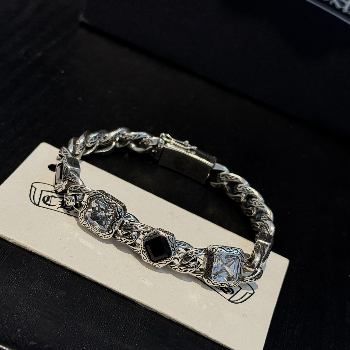 新款【专柜品质】Chrome Hearts克罗心复古方钻十字架手链 凹凸造型不同的花纹设计风格 呈现出与