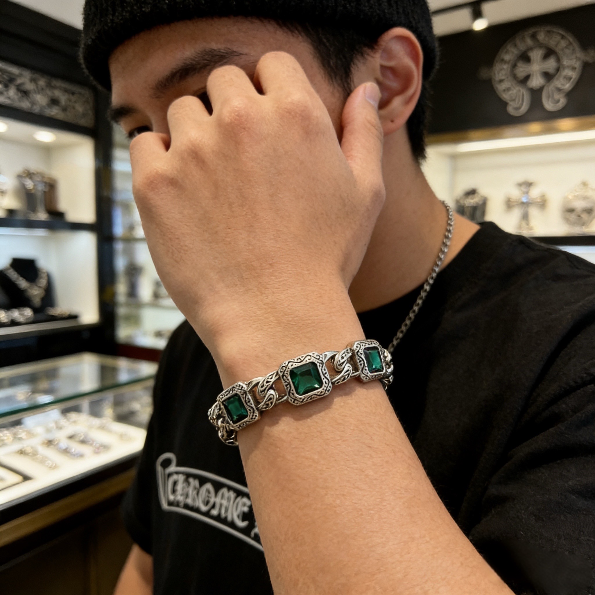 新款【专柜品质】Chrome Hearts克罗心复古绿钻十字架手链 凹凸造型不同的花纹设计风格 呈现出与