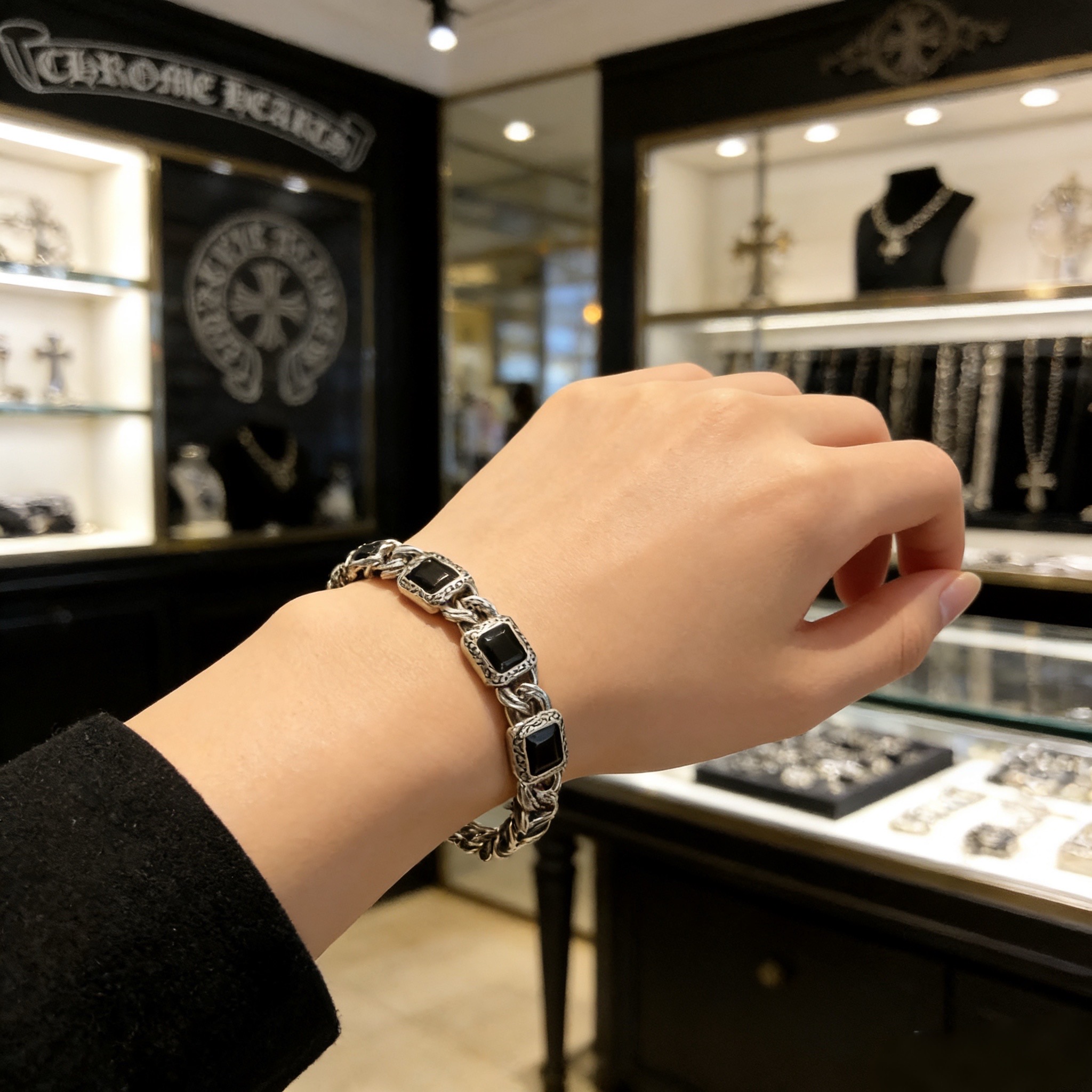 新款【专柜品质】Chrome Hearts克罗心复古黑钻十字架手链 凹凸造型不同的花纹设计风格 呈现出与