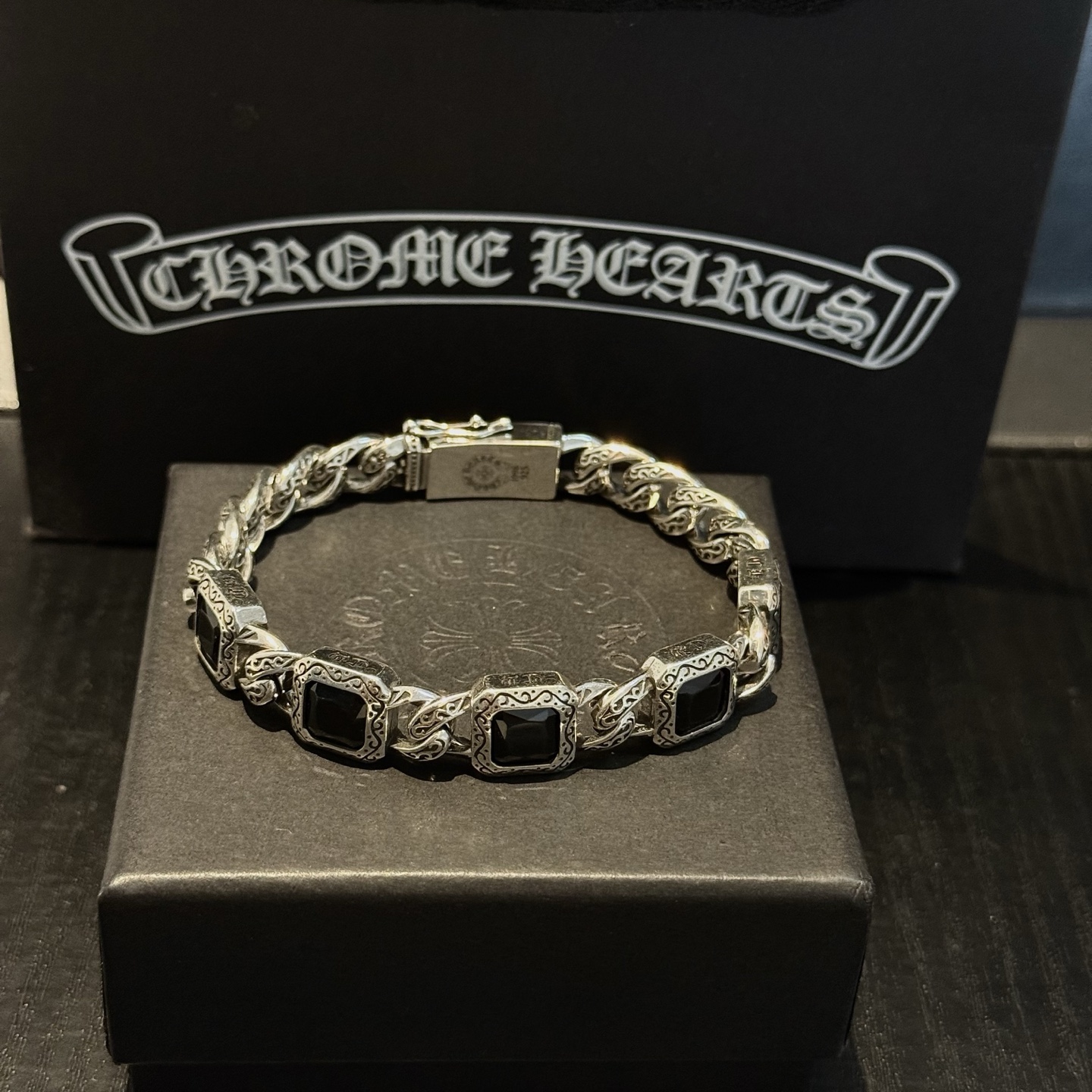 新款【专柜品质】Chrome Hearts克罗心复古黑钻十字架手链 凹凸造型不同的花纹设计风格 呈现出与