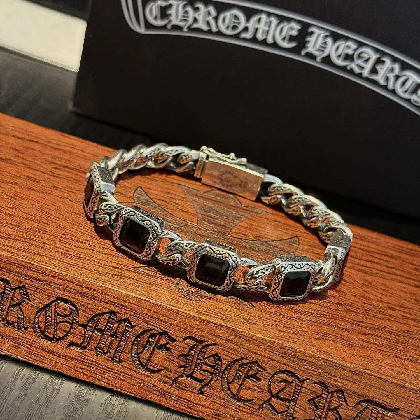 新款【专柜品质】Chrome Hearts克罗心复古黑钻十字架手链 凹凸造型不同的花纹设计风格 呈现出与