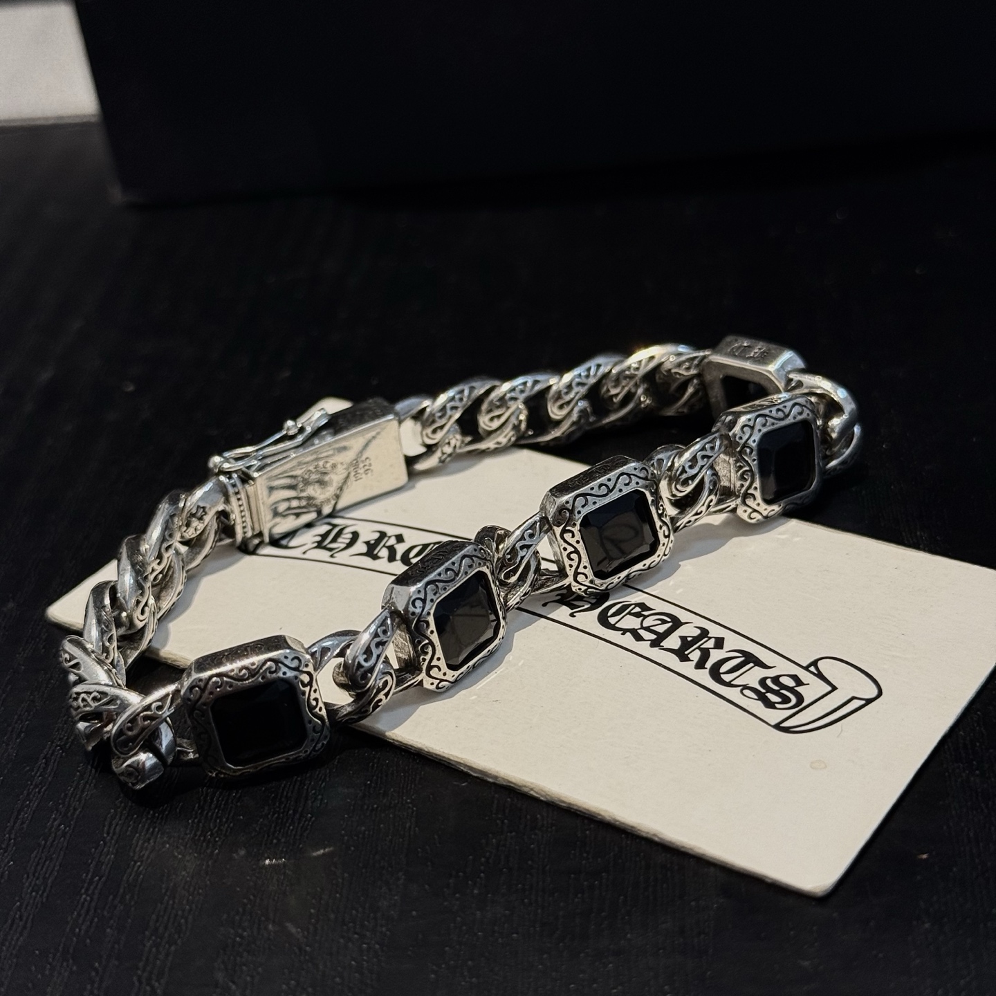 新款【专柜品质】Chrome Hearts克罗心复古黑钻十字架手链 凹凸造型不同的花纹设计风格 呈现出与