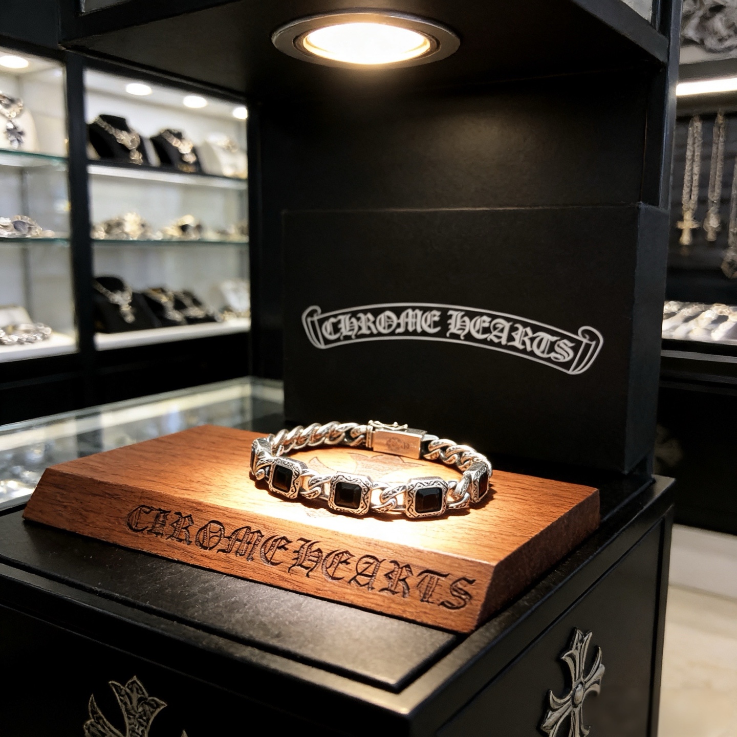 新款【专柜品质】Chrome Hearts克罗心复古黑钻十字架手链 凹凸造型不同的花纹设计风格 呈现出与