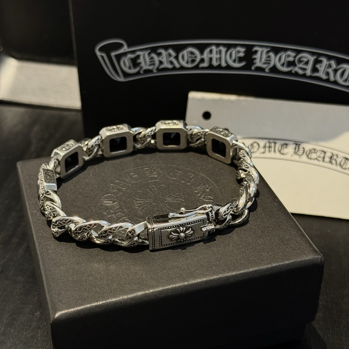 新款【专柜品质】Chrome Hearts克罗心复古黑钻十字架手链 凹凸造型不同的花纹设计风格 呈现出与