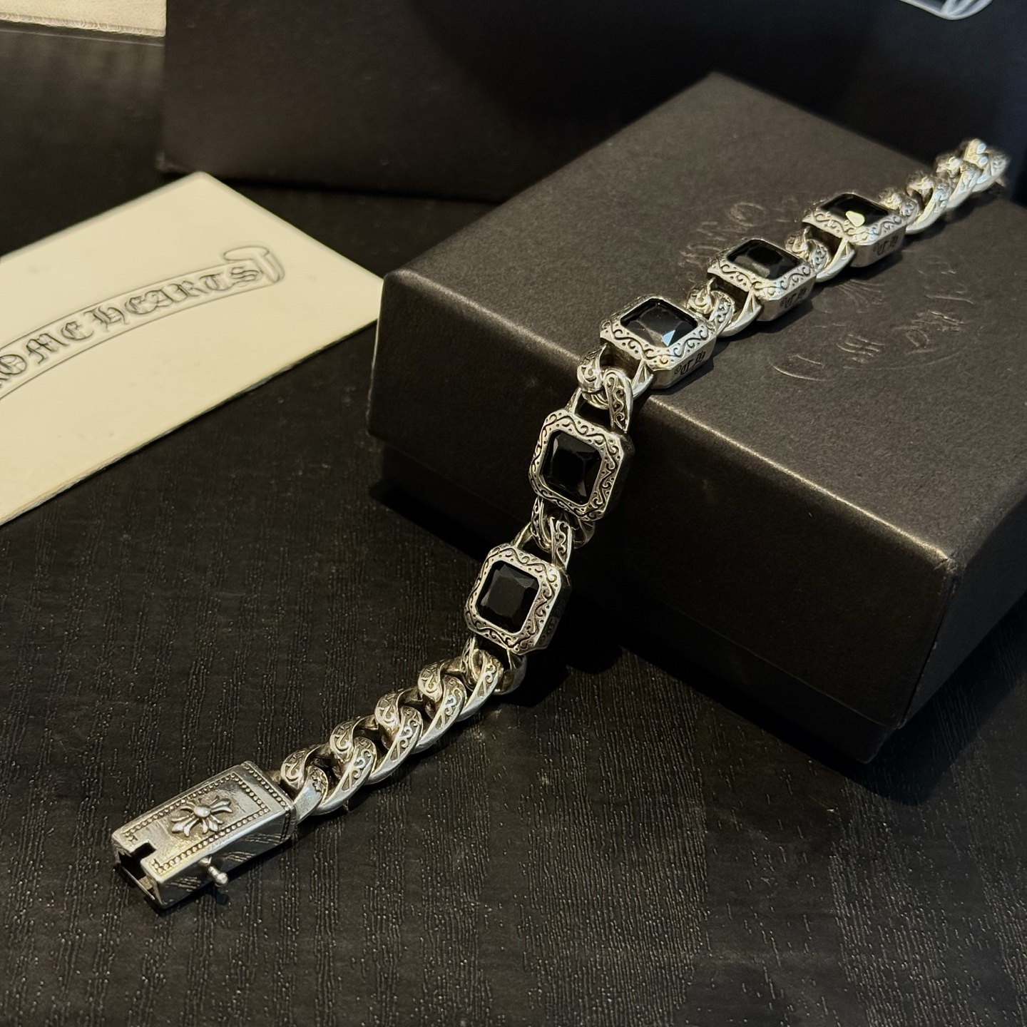 新款【专柜品质】Chrome Hearts克罗心复古黑钻十字架手链 凹凸造型不同的花纹设计风格 呈现出与