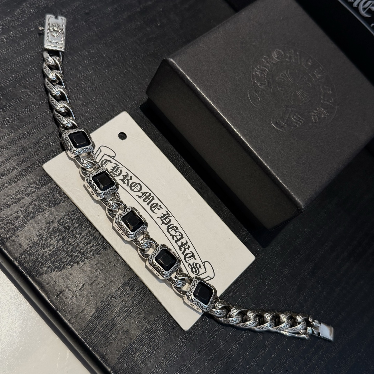 新款【专柜品质】Chrome Hearts克罗心复古黑钻十字架手链 凹凸造型不同的花纹设计风格 呈现出与