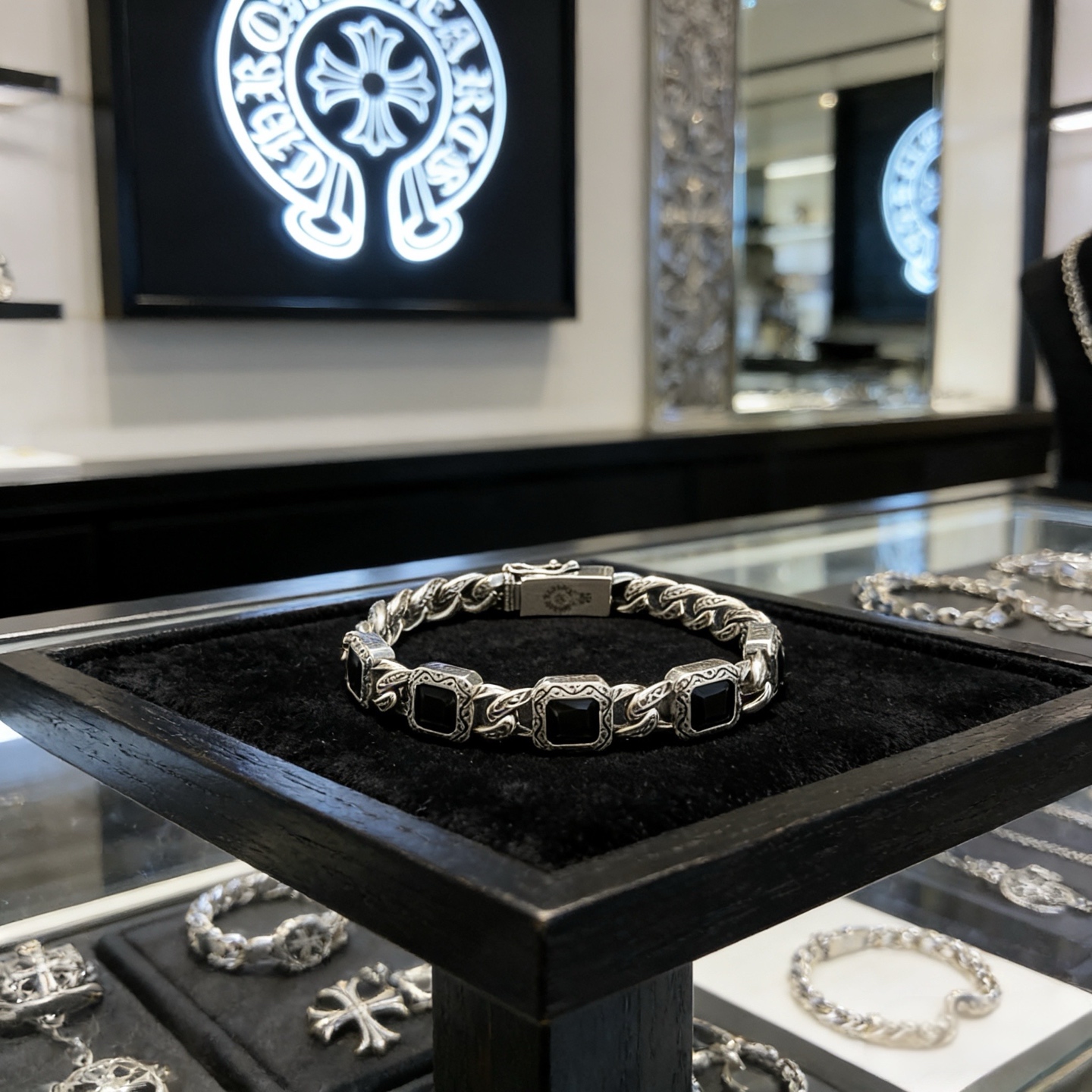 新款【专柜品质】Chrome Hearts克罗心复古黑钻十字架手链 凹凸造型不同的花纹设计风格 呈现出与