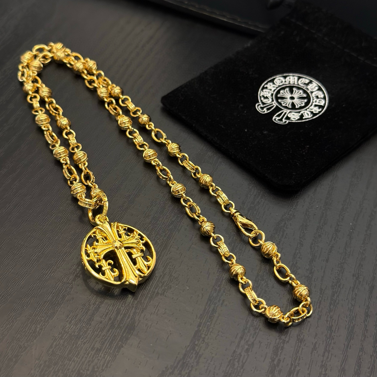 新款【专柜品质】Chrome Hearts克罗心黄金色复古花球项链，粉钻十字架吊坠 凹凸造型不同的花纹设