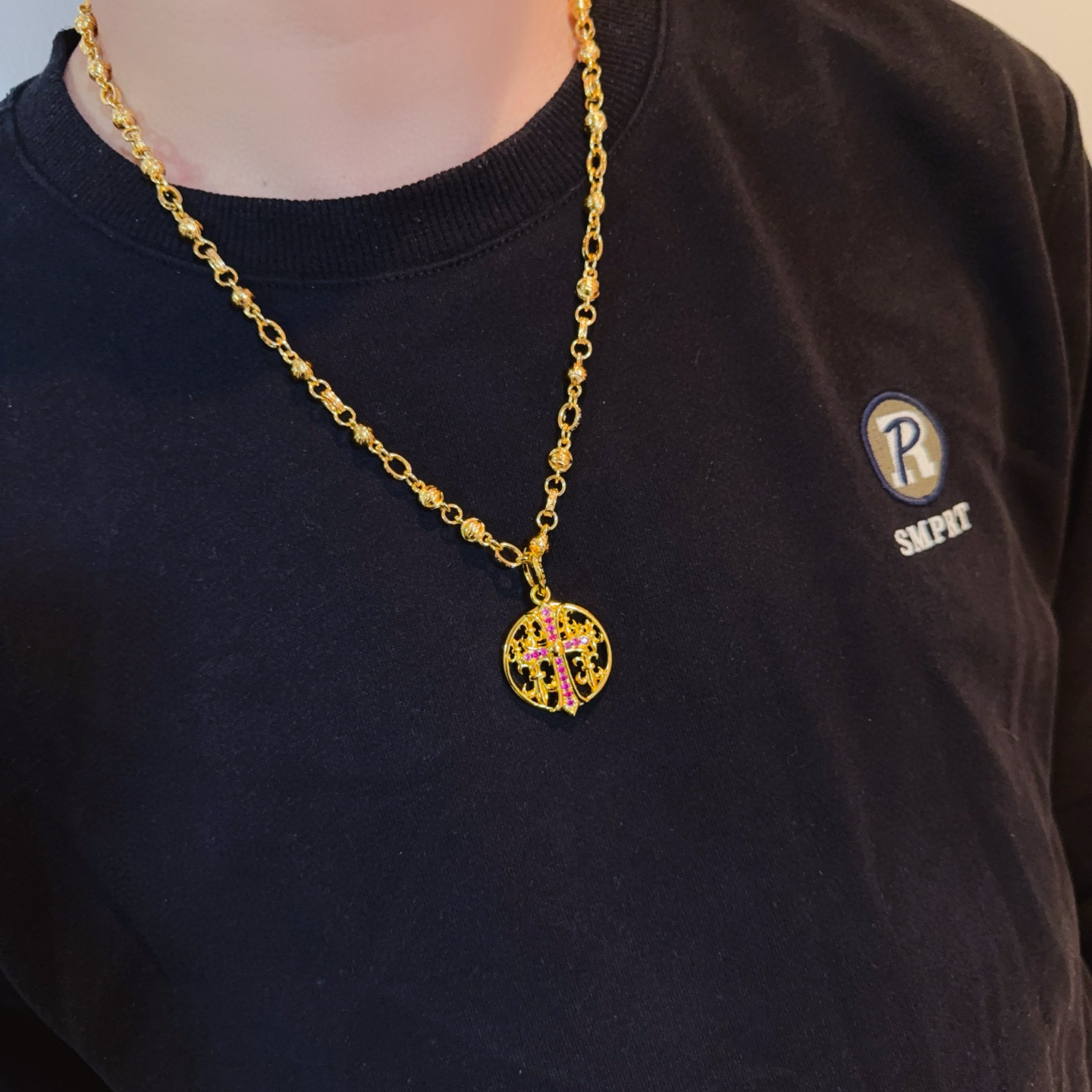 新款【专柜品质】Chrome Hearts克罗心黄金色复古花球项链，粉钻十字架吊坠 凹凸造型不同的花纹设