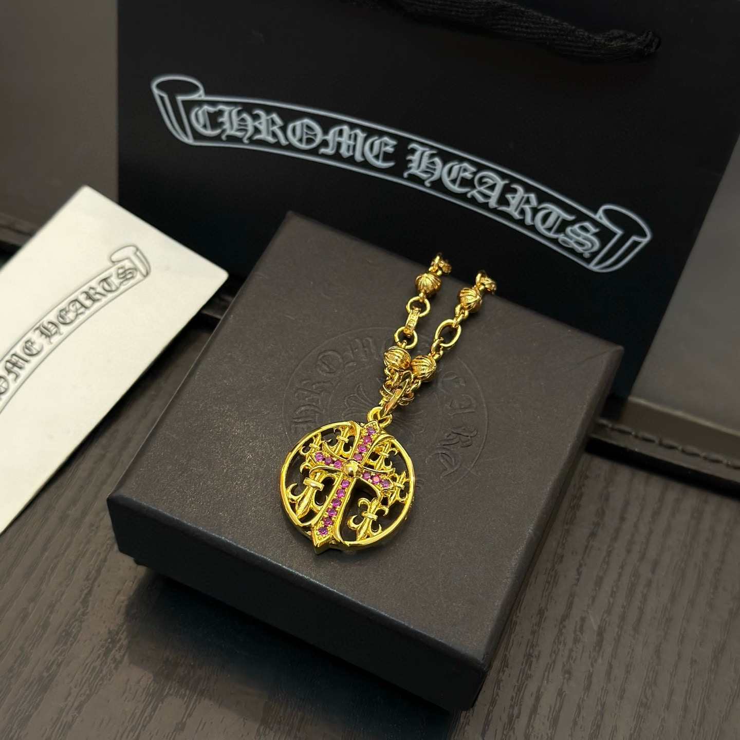 新款【专柜品质】Chrome Hearts克罗心黄金色复古花球项链，粉钻十字架吊坠 凹凸造型不同的花纹设