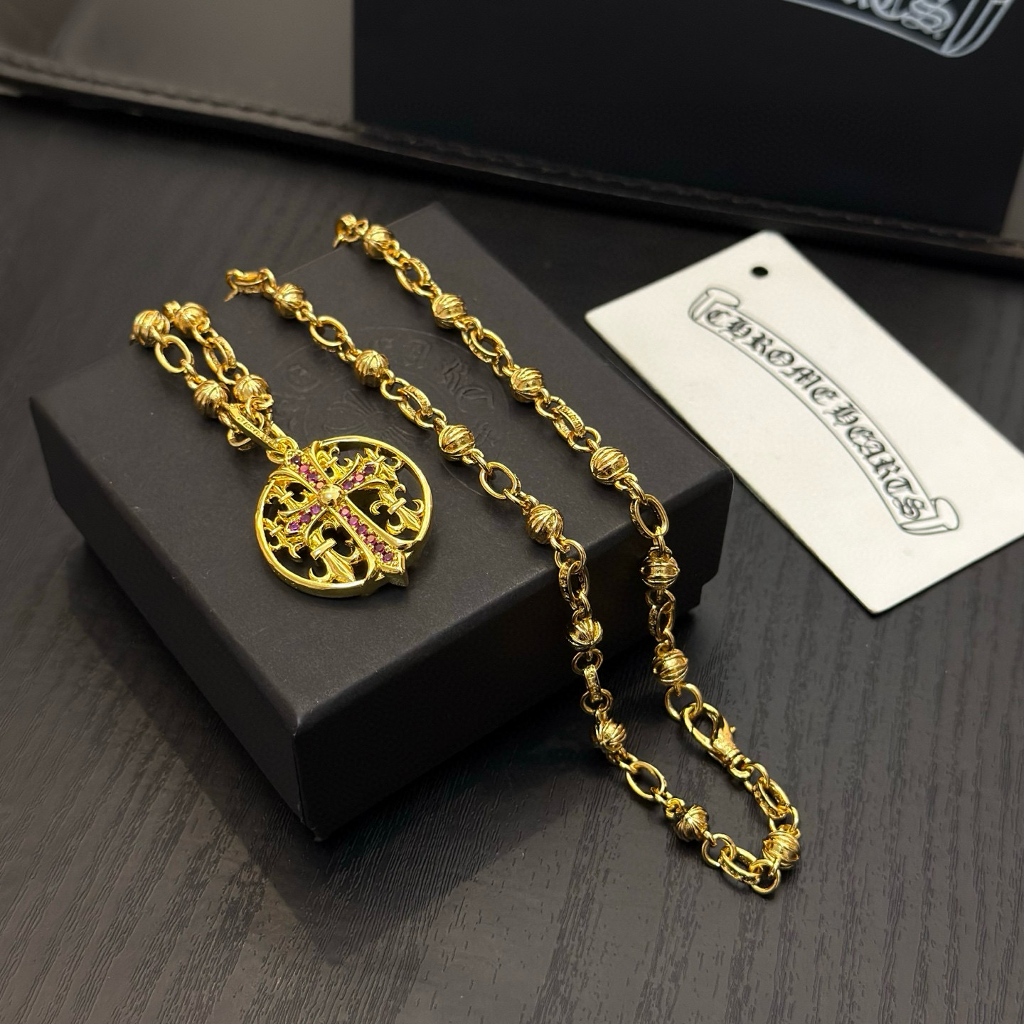 新款【专柜品质】Chrome Hearts克罗心黄金色复古花球项链，粉钻十字架吊坠 凹凸造型不同的花纹设