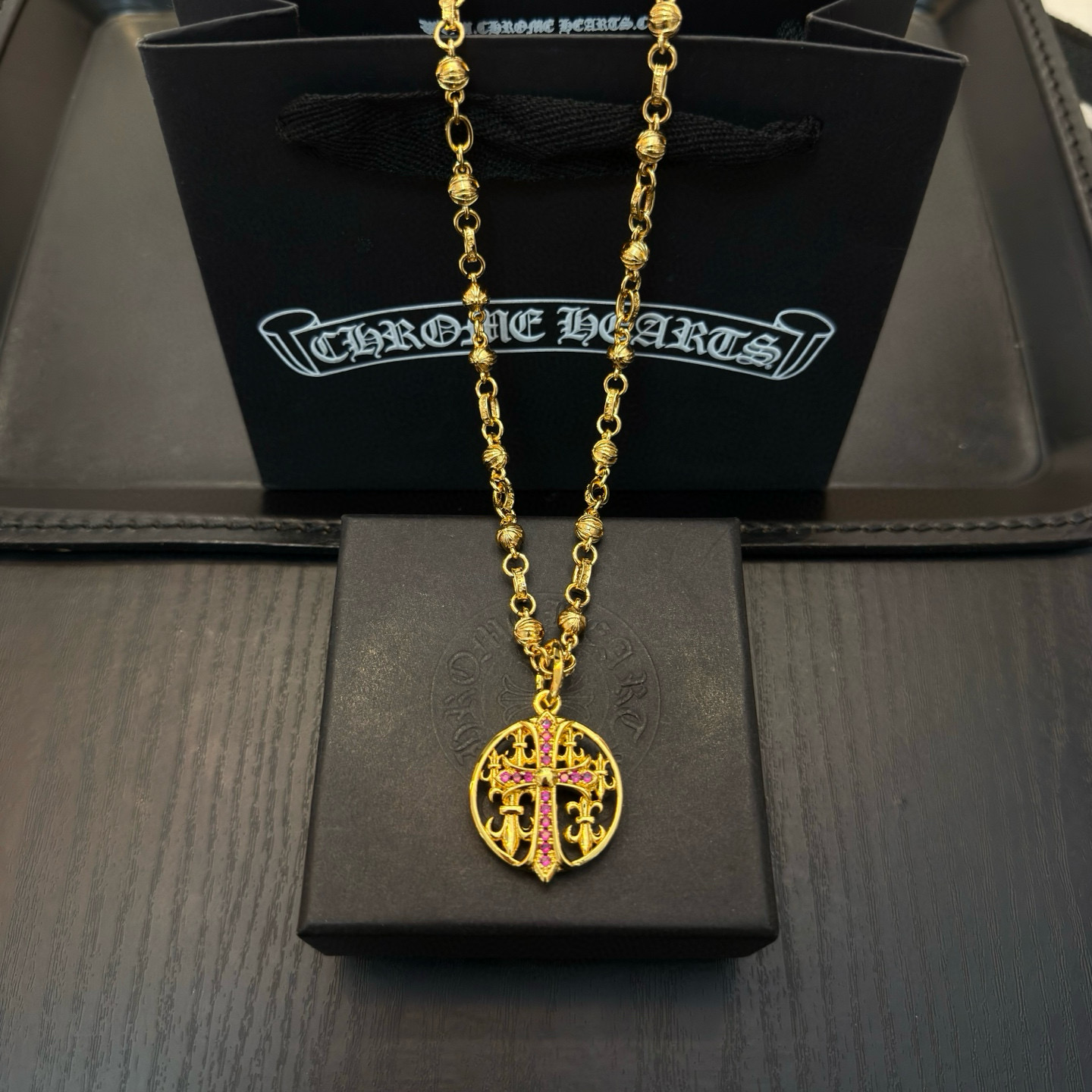 新款【专柜品质】Chrome Hearts克罗心黄金色复古花球项链，粉钻十字架吊坠 凹凸造型不同的花纹设