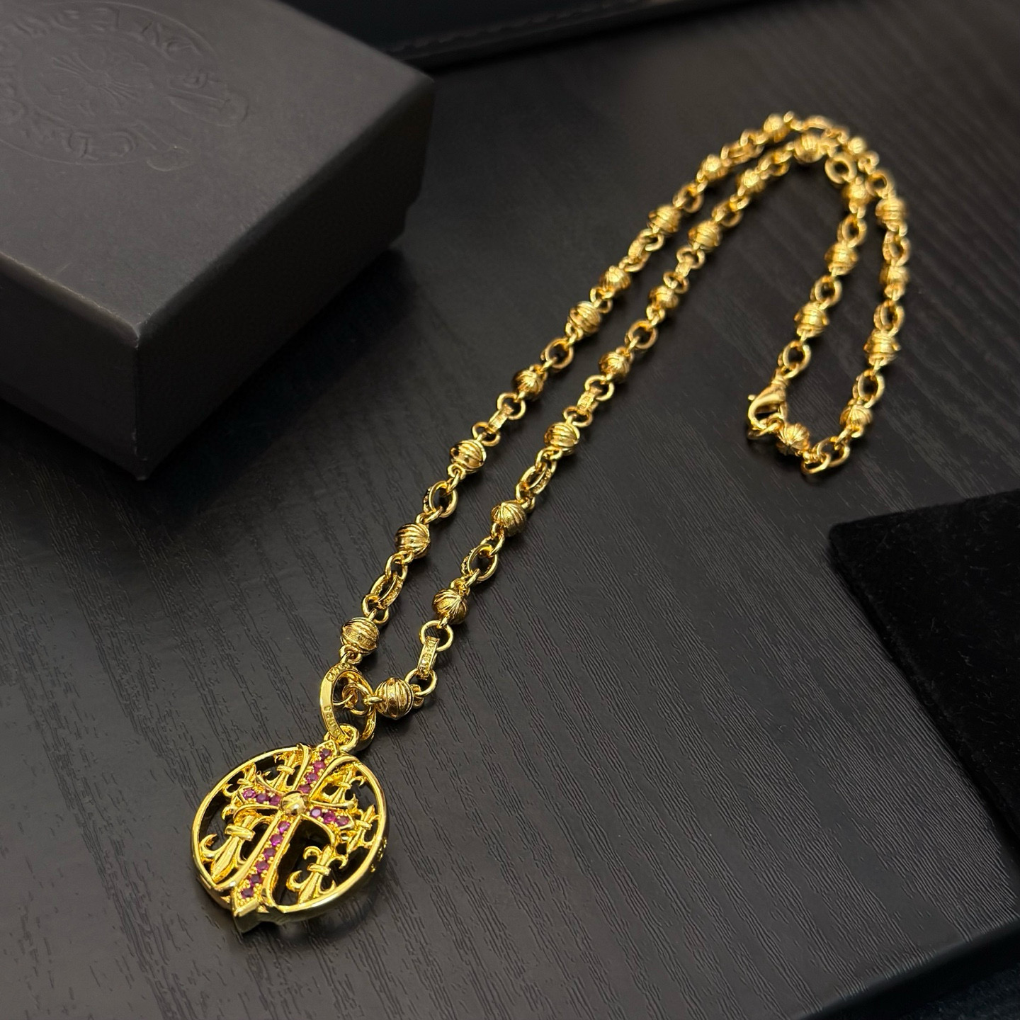 新款【专柜品质】Chrome Hearts克罗心黄金色复古花球项链，粉钻十字架吊坠 凹凸造型不同的花纹设