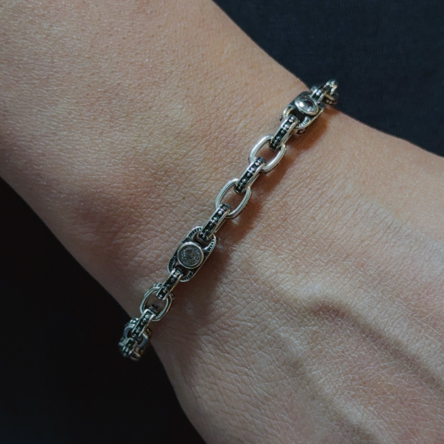 新款【专柜品质】Chrome Hearts克罗心手链，凹凸造型不同的花纹设计风格 呈现出与众不同 十字架