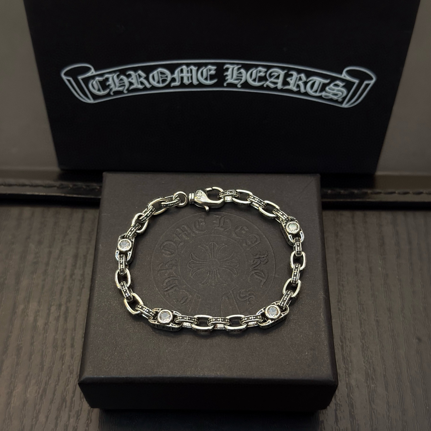 新款【专柜品质】Chrome Hearts克罗心手链，凹凸造型不同的花纹设计风格 呈现出与众不同 十字架