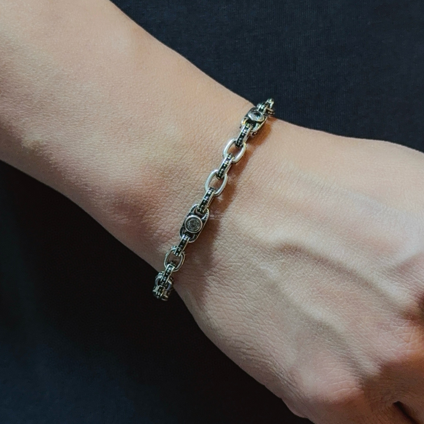 新款【专柜品质】Chrome Hearts克罗心手链，凹凸造型不同的花纹设计风格 呈现出与众不同 十字架