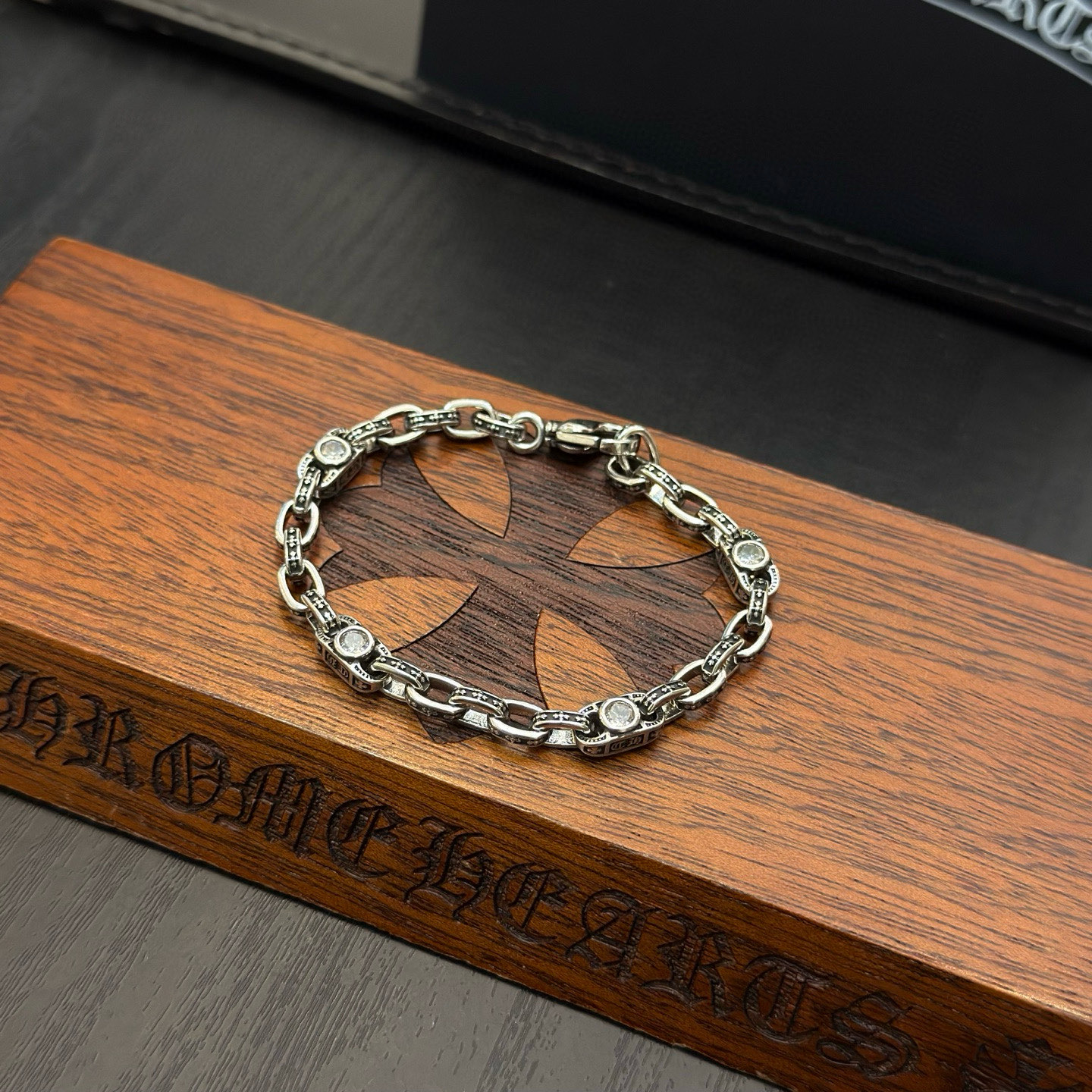 新款【专柜品质】Chrome Hearts克罗心手链，凹凸造型不同的花纹设计风格 呈现出与众不同 十字架