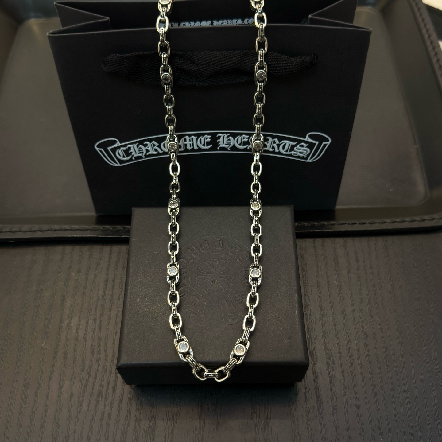 新款【专柜品质】Chrome Hearts克罗心经典复古字母白钻项链，凹凸造型不同的花纹设计风格 呈现出