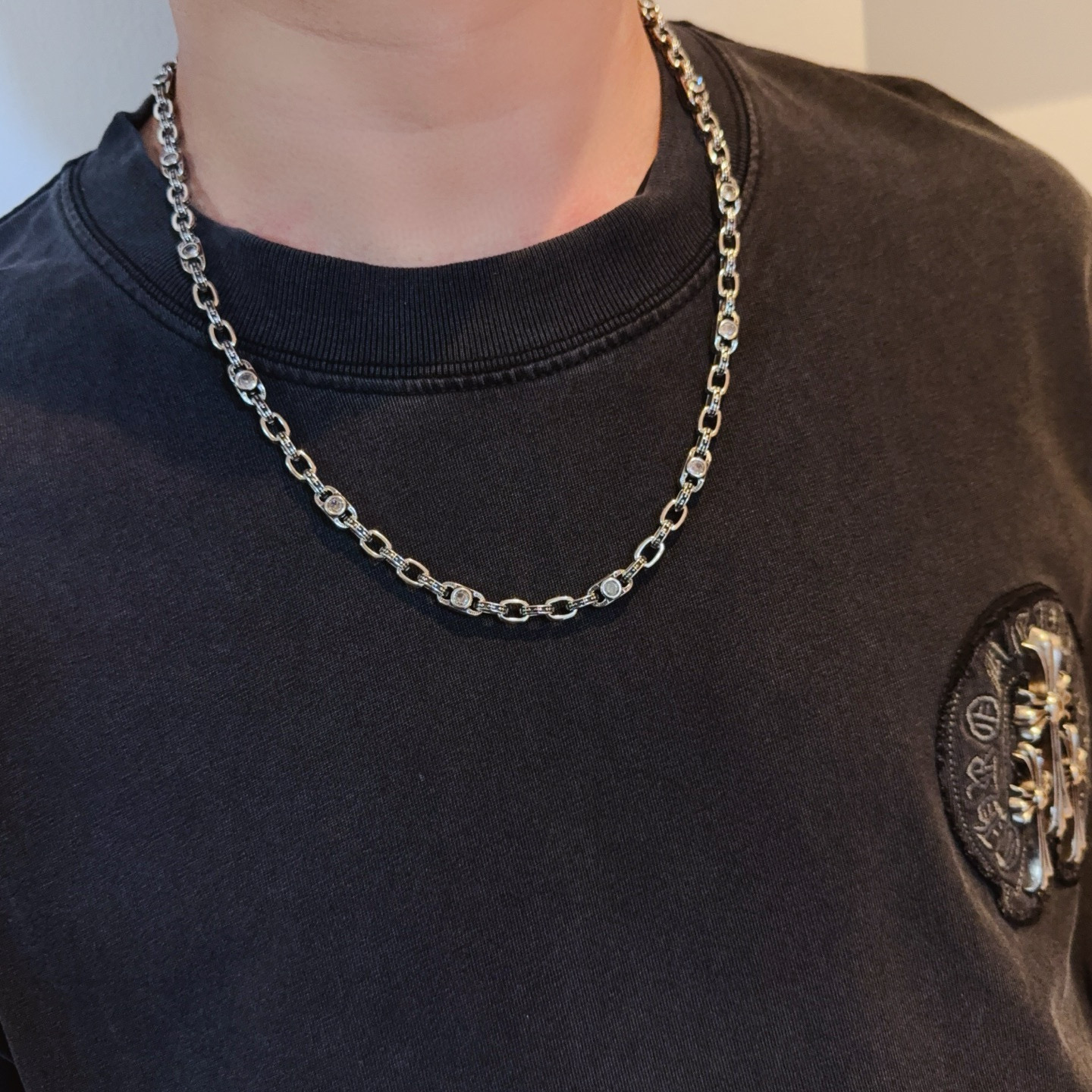 新款【专柜品质】Chrome Hearts克罗心经典复古字母白钻项链，凹凸造型不同的花纹设计风格 呈现出