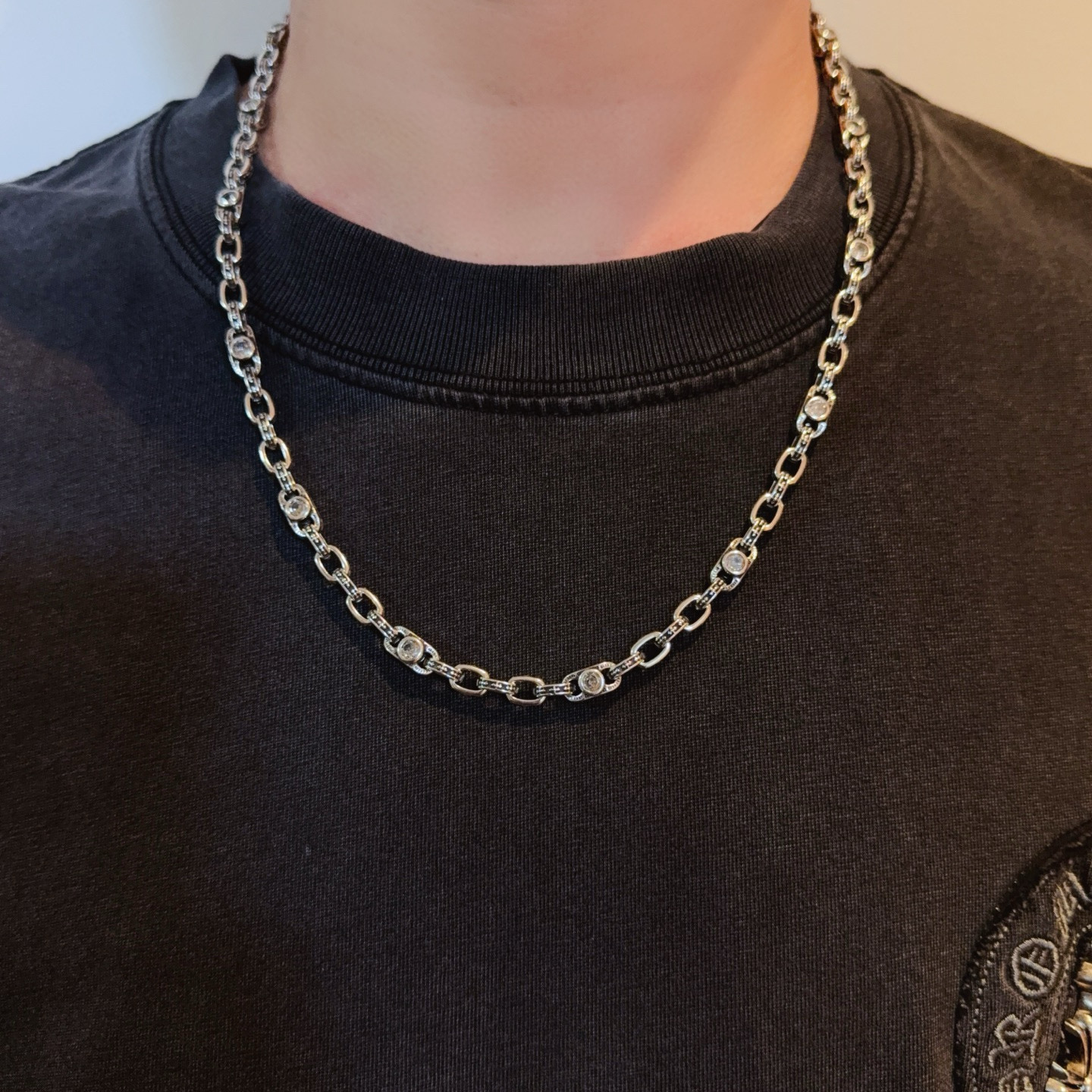 新款【专柜品质】Chrome Hearts克罗心经典复古字母白钻项链，凹凸造型不同的花纹设计风格 呈现出