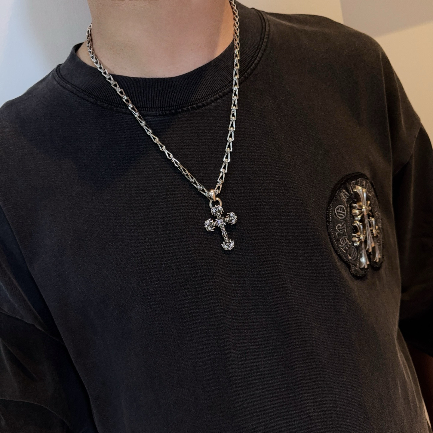 新款【专柜品质】Chrome Hearts克罗心复古十字架项链 火焰十字架吊坠 凹凸造型不同的花纹设计风