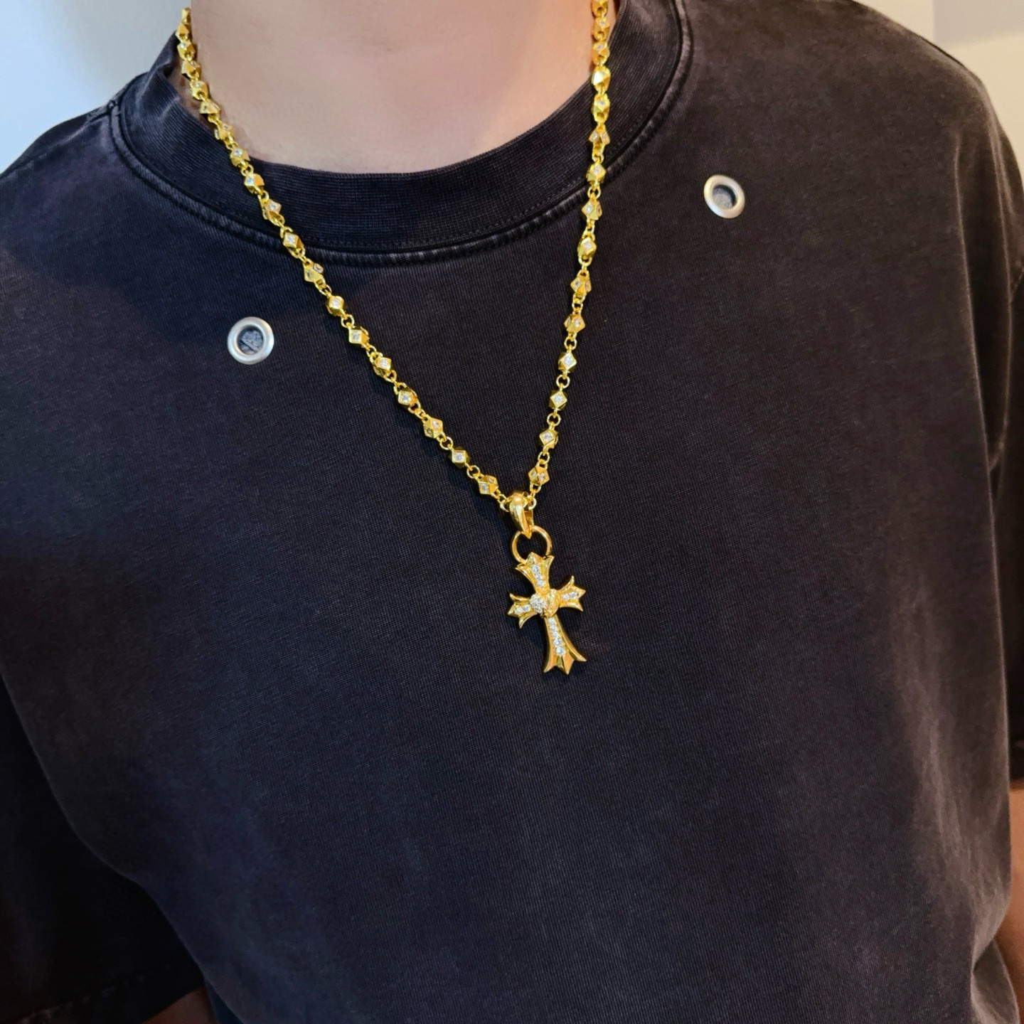 新款【专柜品质】Chrome Hearts克罗心经典黄金色项链 十字架吊坠，凹凸造型不同的花纹设计风格 