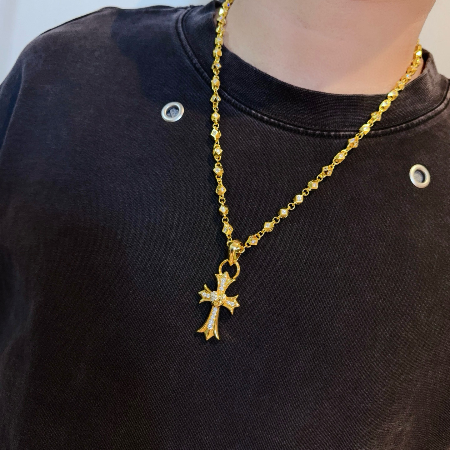 新款【专柜品质】Chrome Hearts克罗心经典黄金色项链 十字架吊坠，凹凸造型不同的花纹设计风格 