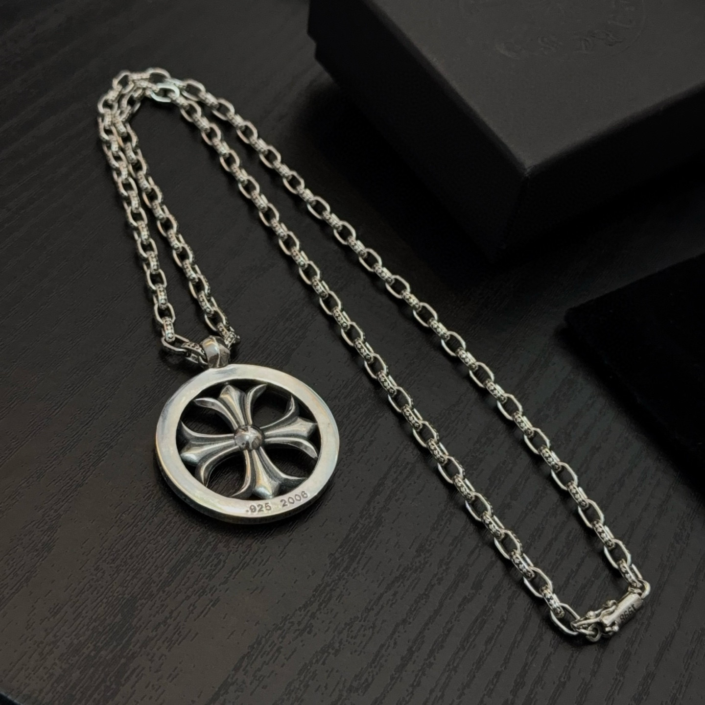 新款【专柜品质】Chrome Hearts克罗心经典复古项链 绿钻圆牌十字架吊坠 凹凸造型不同的花纹设计