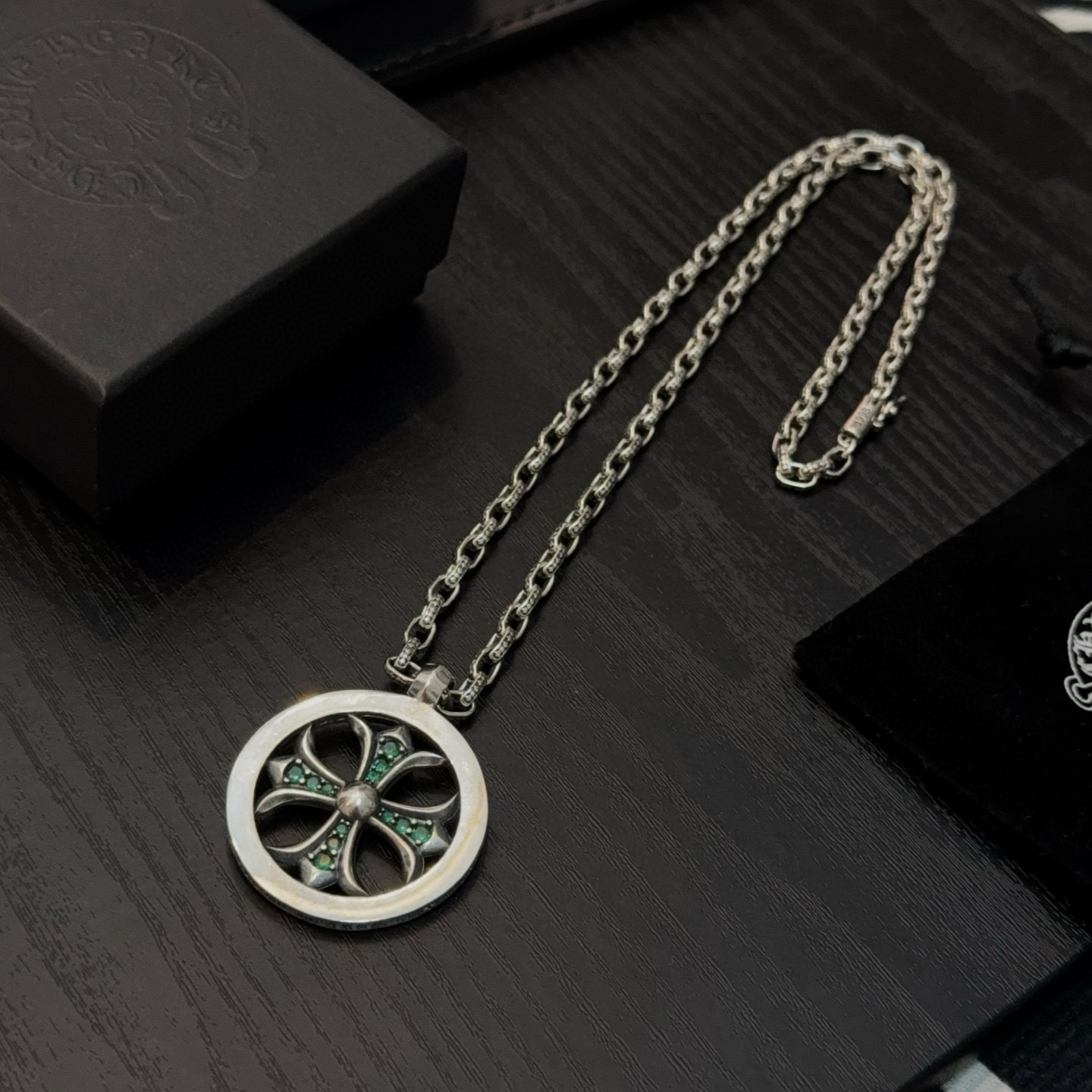 新款【专柜品质】Chrome Hearts克罗心经典复古项链 绿钻圆牌十字架吊坠 凹凸造型不同的花纹设计