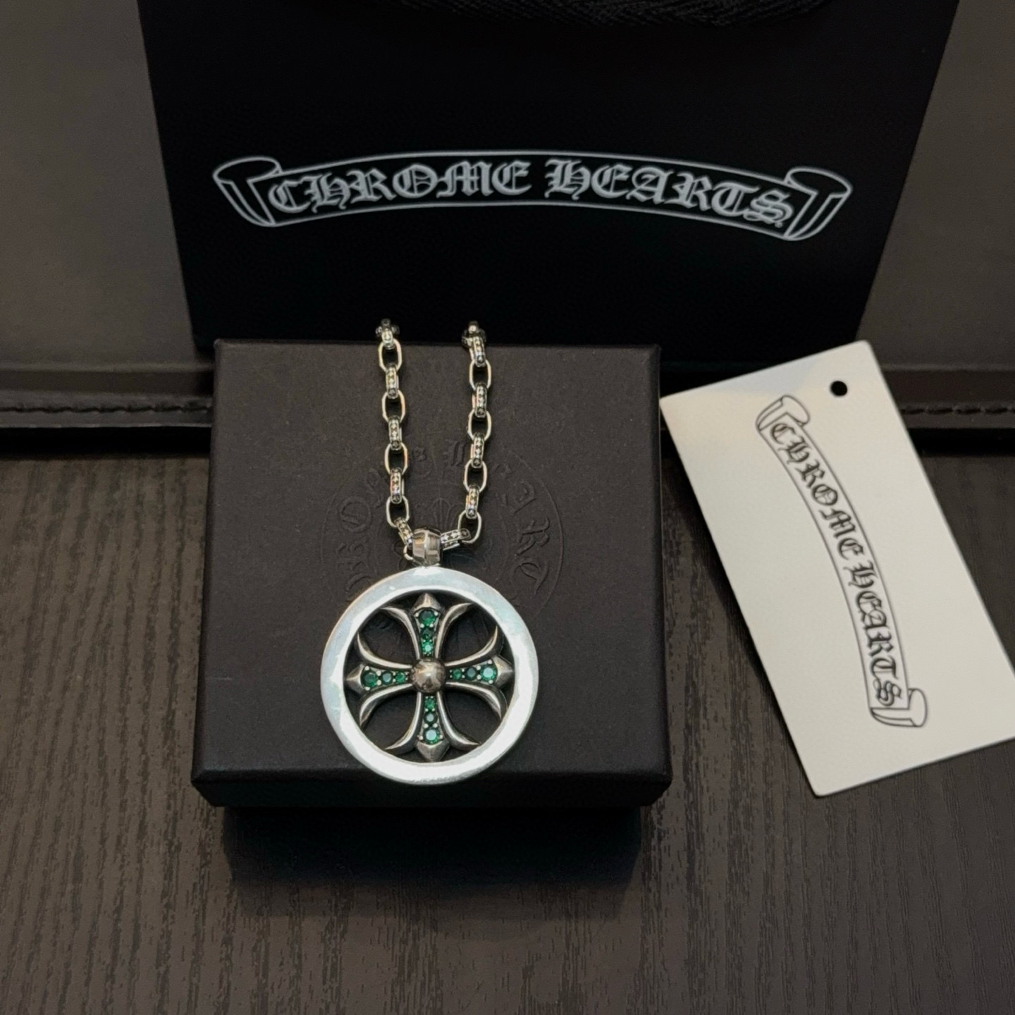 新款【专柜品质】Chrome Hearts克罗心经典复古项链 绿钻圆牌十字架吊坠 凹凸造型不同的花纹设计