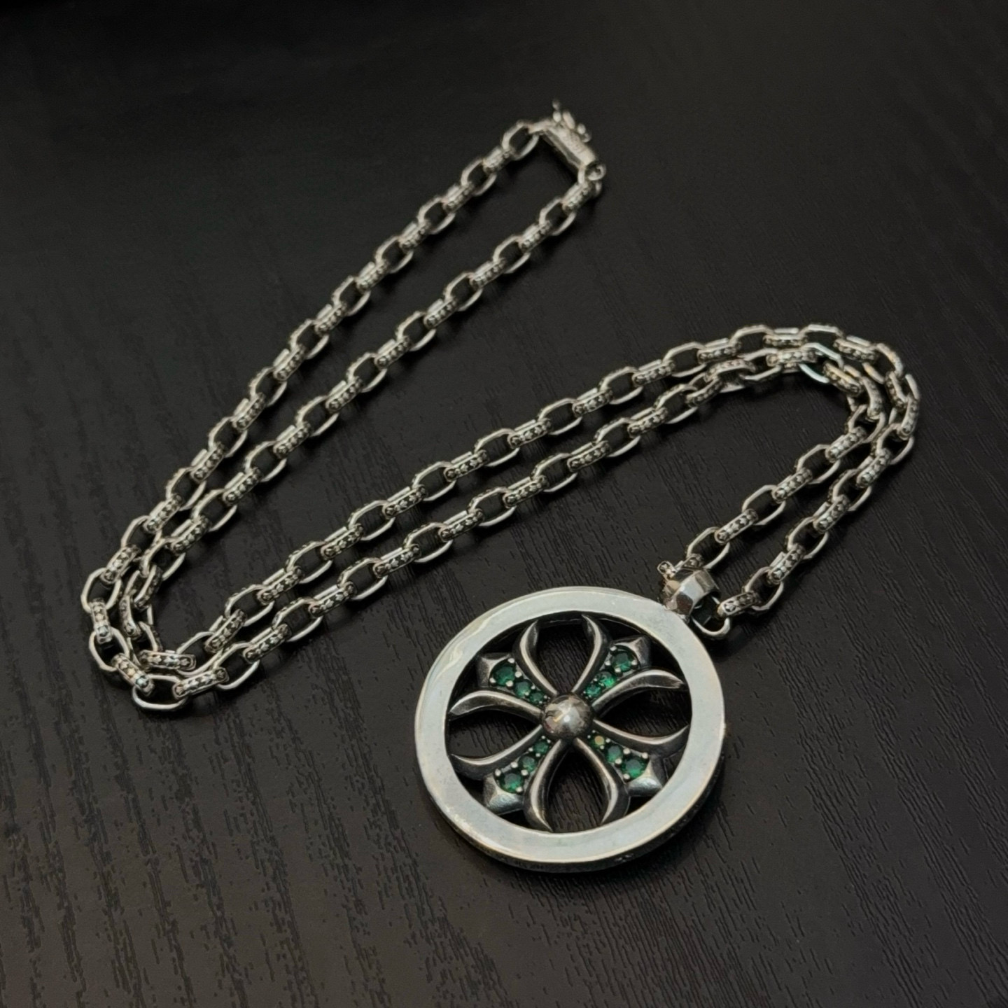 新款【专柜品质】Chrome Hearts克罗心经典复古项链 绿钻圆牌十字架吊坠 凹凸造型不同的花纹设计
